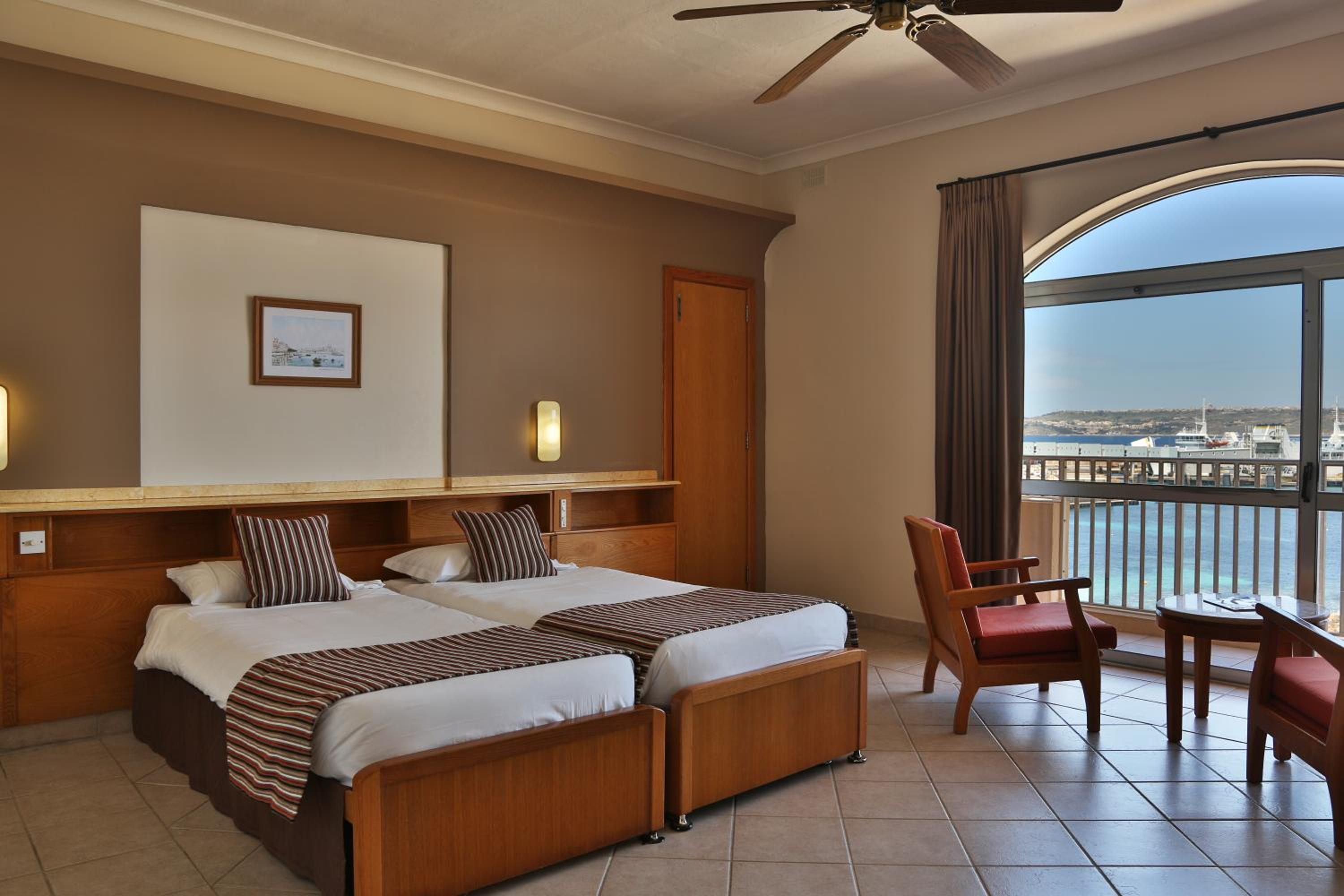 Double or Twin Room with Sea View - Photo 3