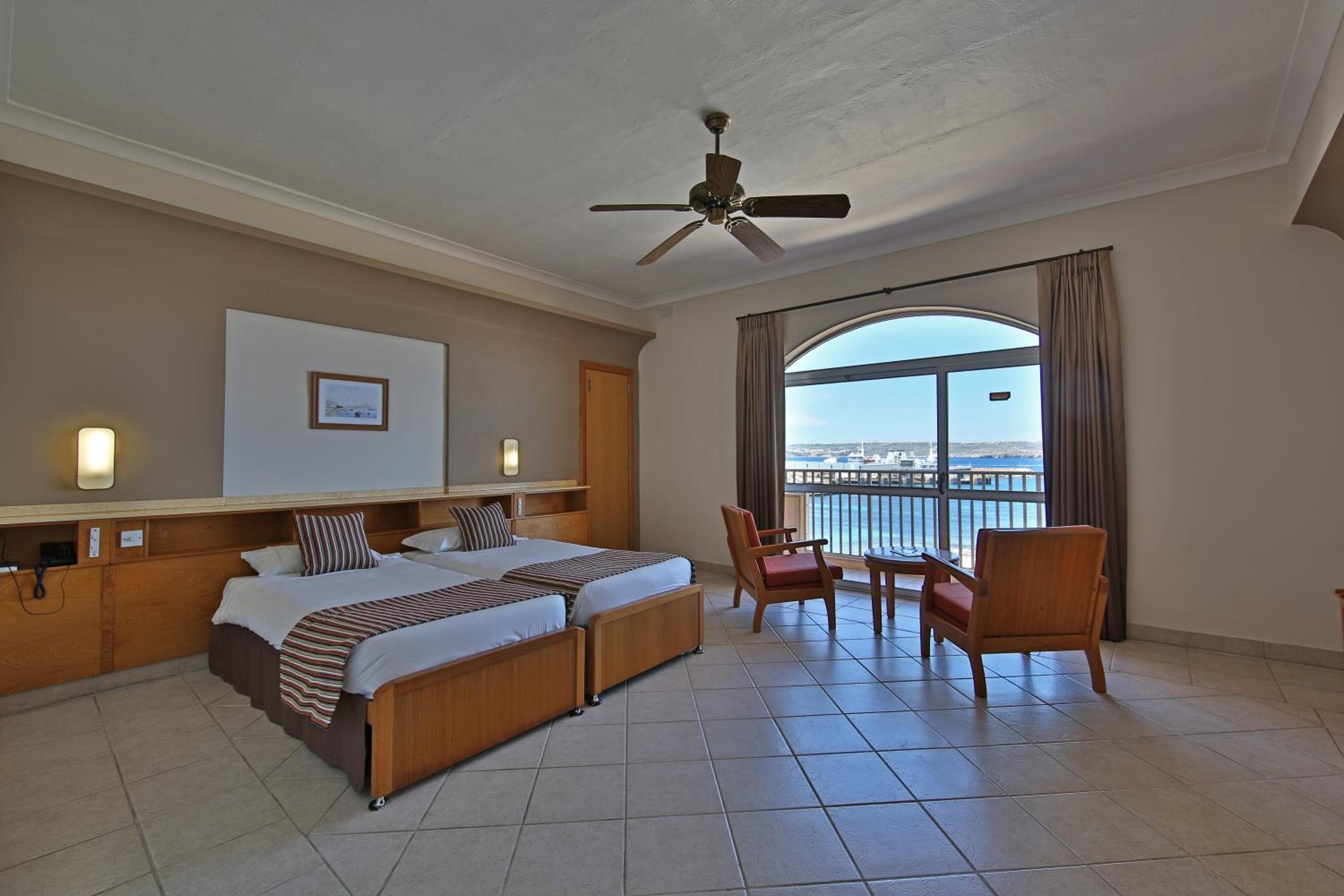 Double or Twin Room with Sea View - Photo 8