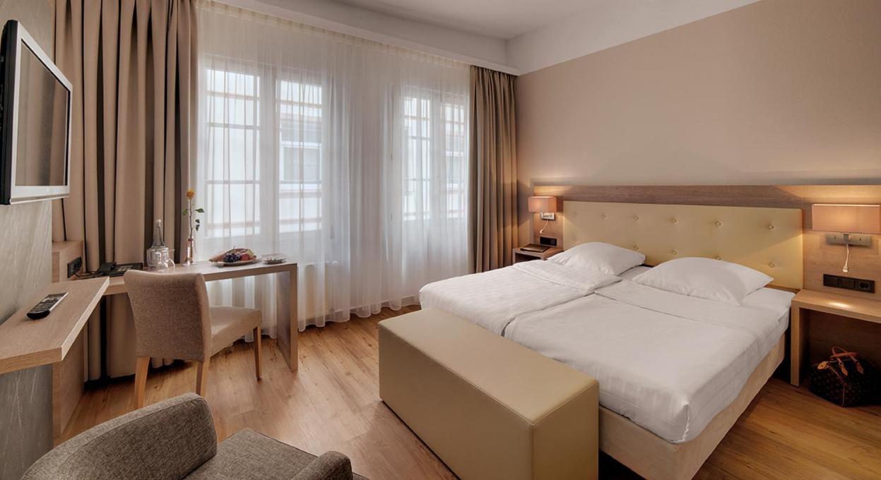 Double Room - Photo 8