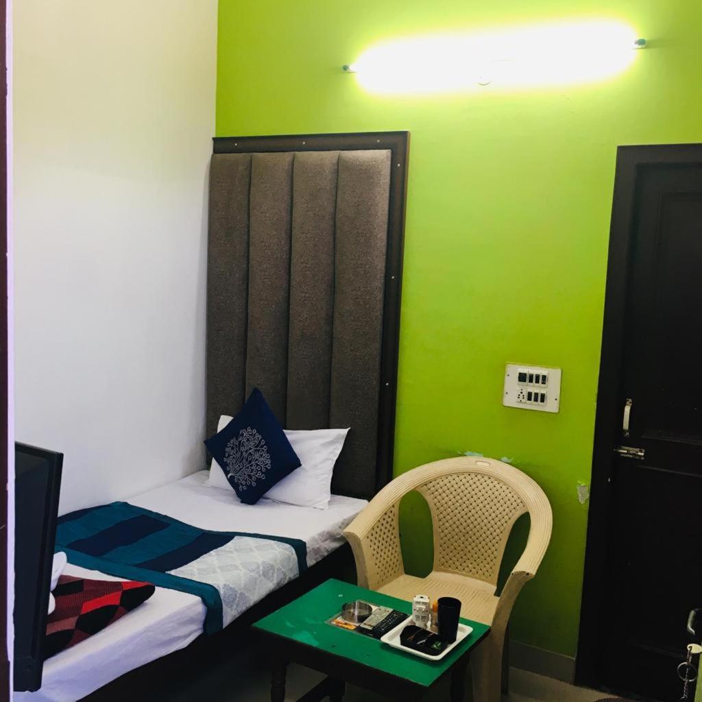 Single Room with Bathroom photo 1