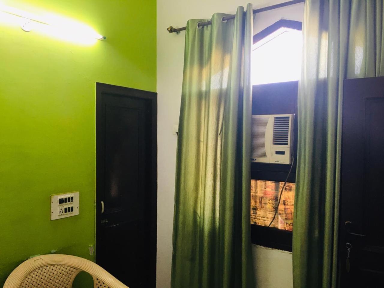 Single Room with Bathroom photo 2