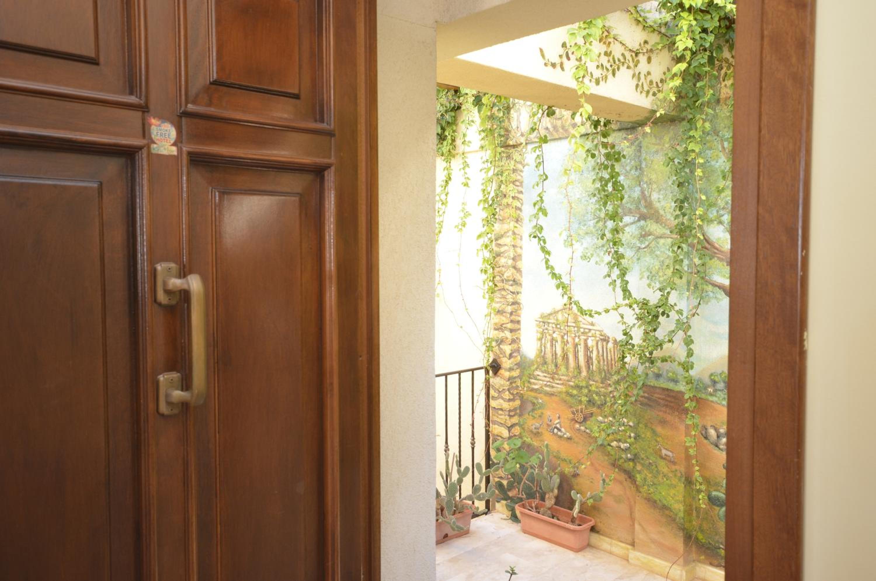 King Room with Balcony - Photo 8
