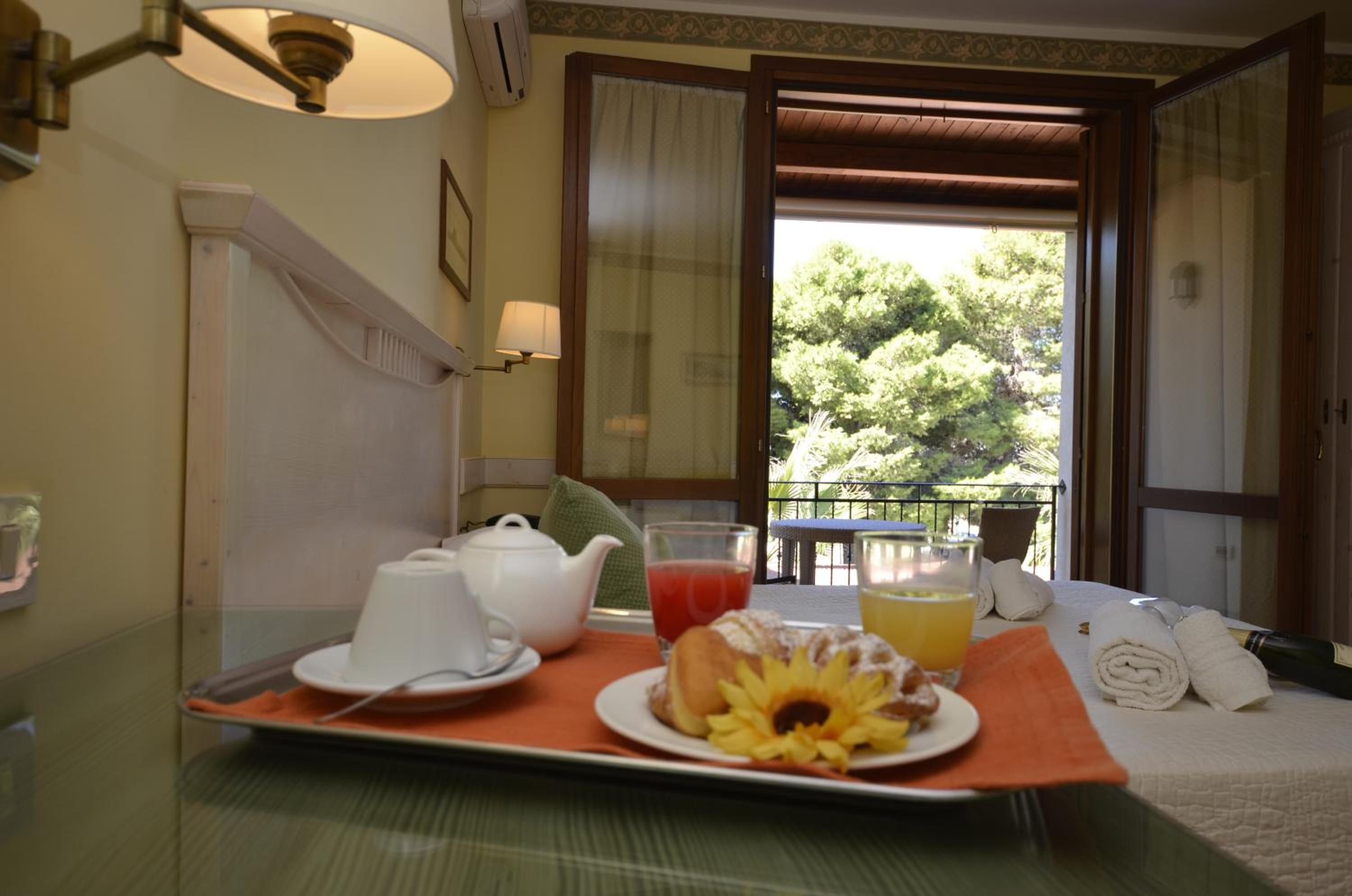 King Room with Balcony - Photo 10