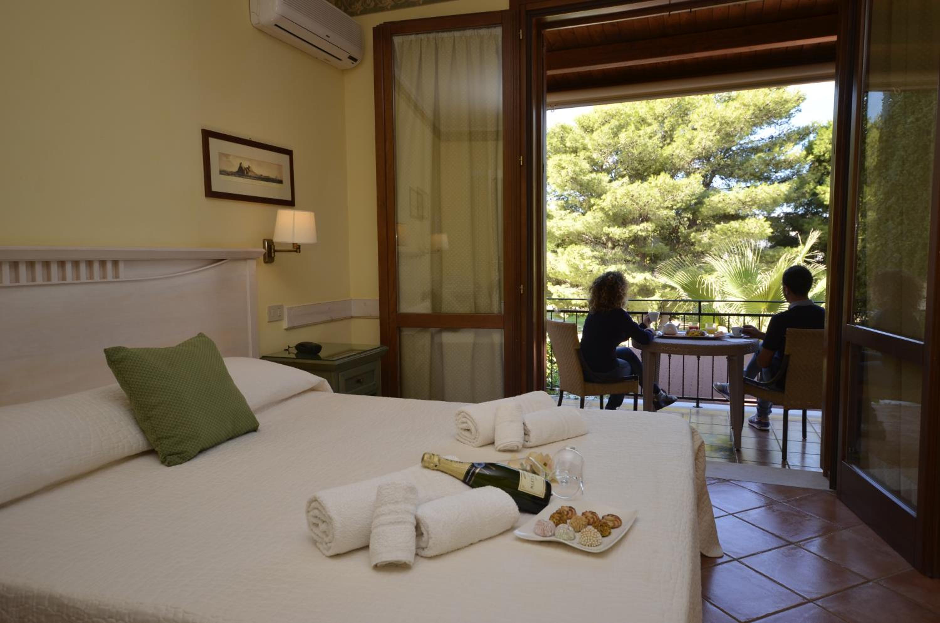 King Room with Balcony - Photo 11