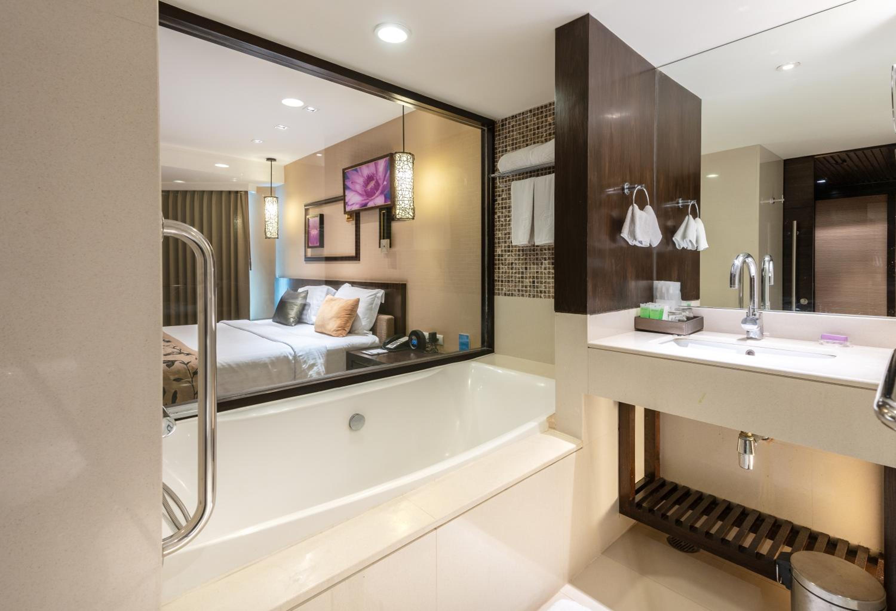 Deluxe Double Room with Sea View - Photo 10