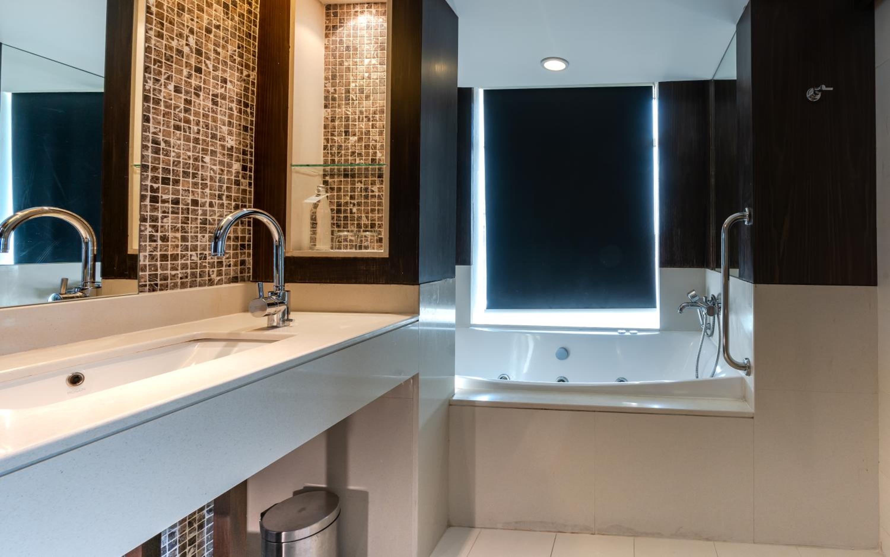 Suite with City View - Photo 7