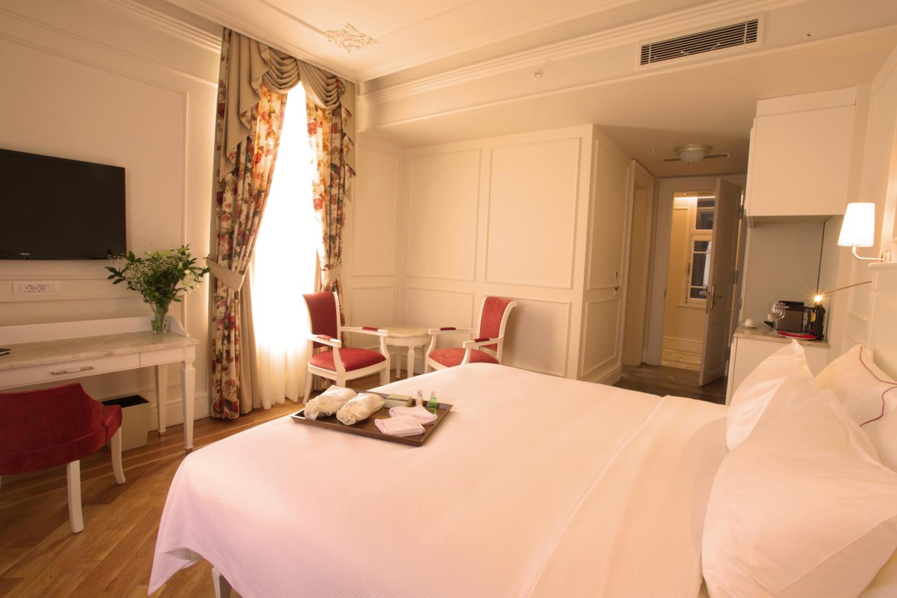 Deluxe Room with Balcony photo 1