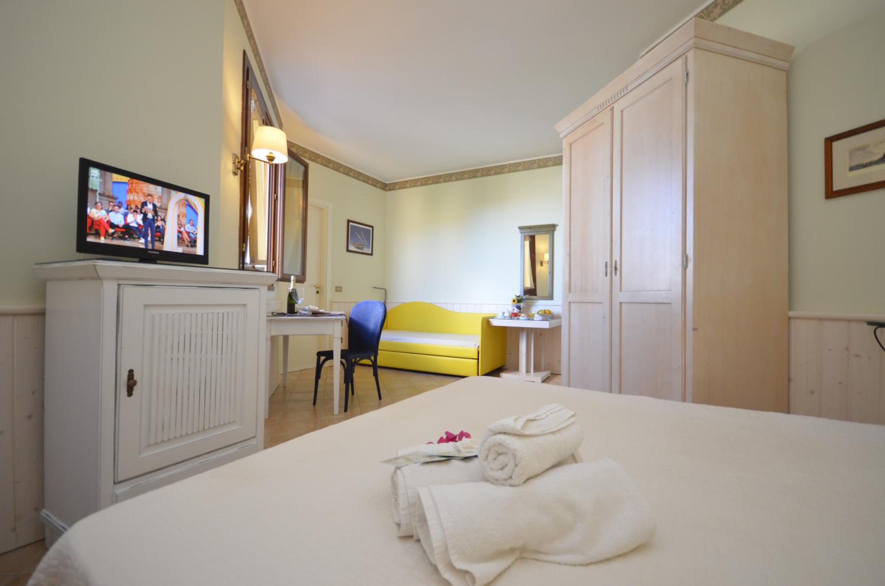 Double Room - Photo 12