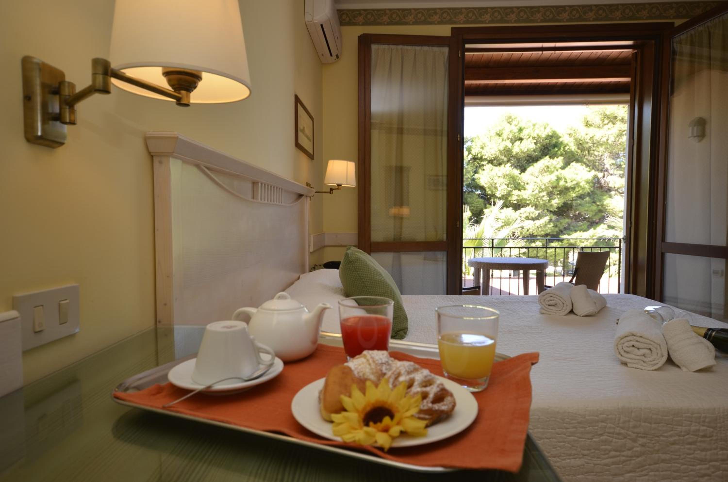 King Room with Balcony - Photo 1