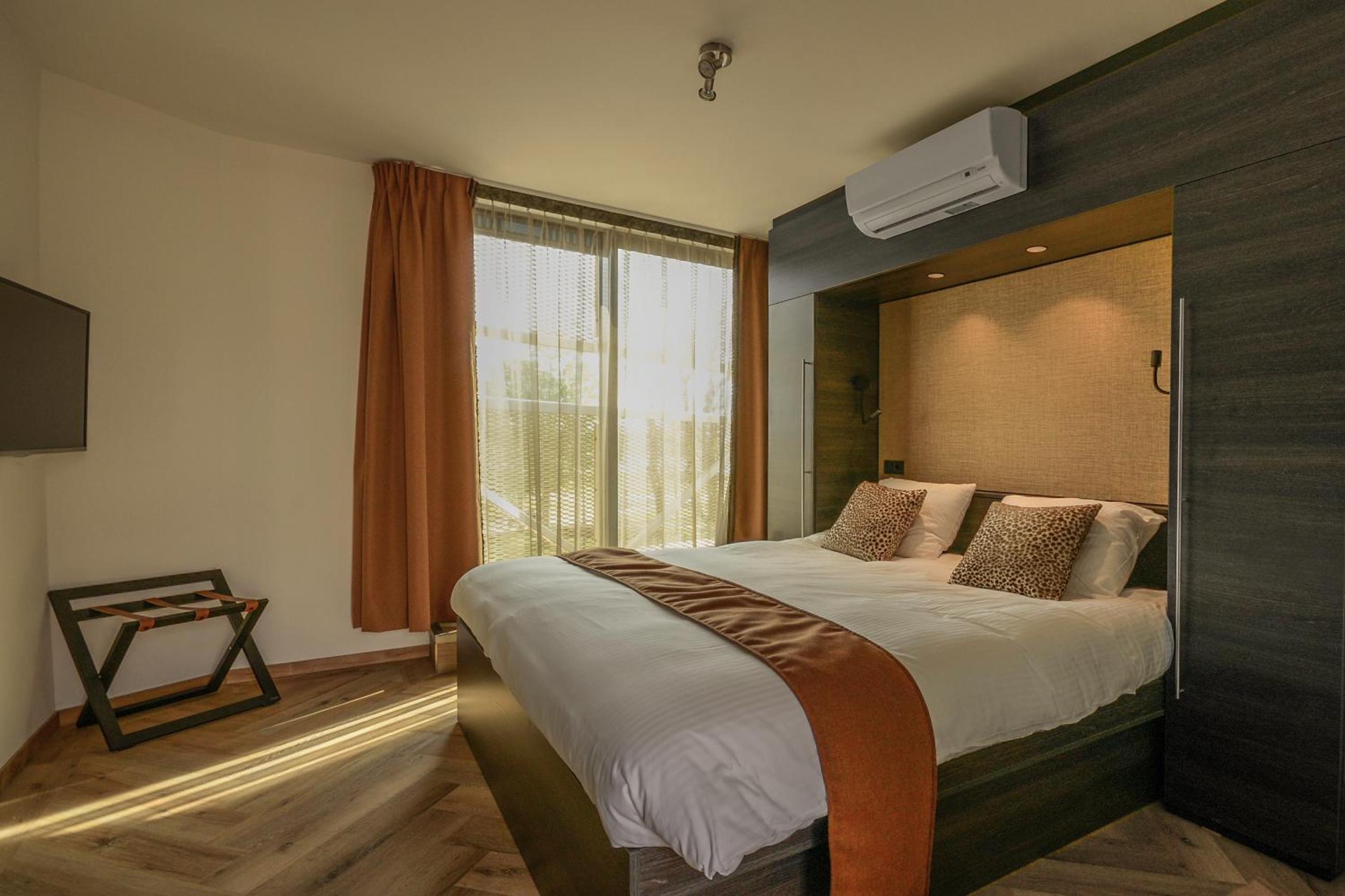Deluxe Double Room with Balcony - Photo 5