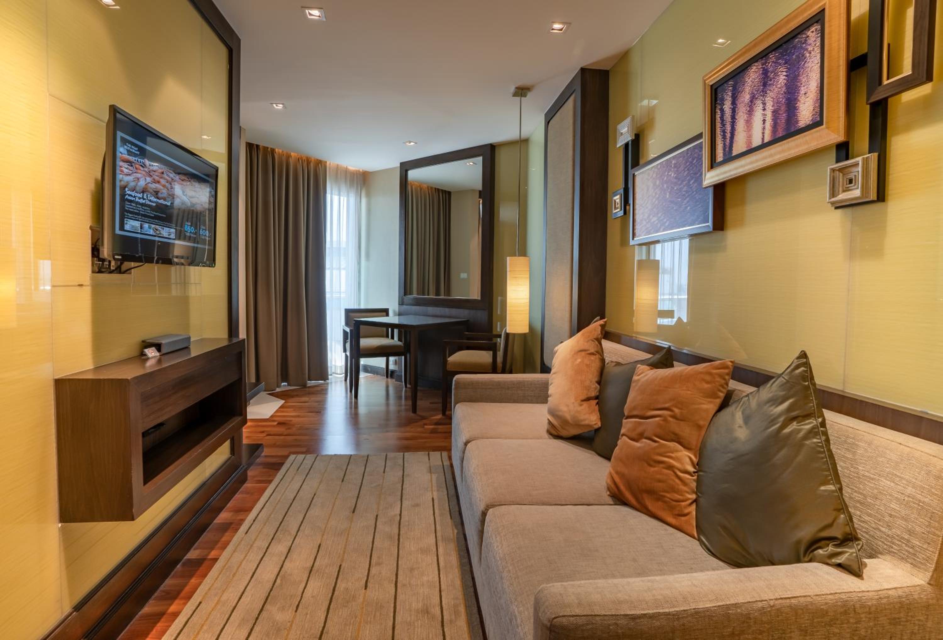 Suite with City View - Photo 3