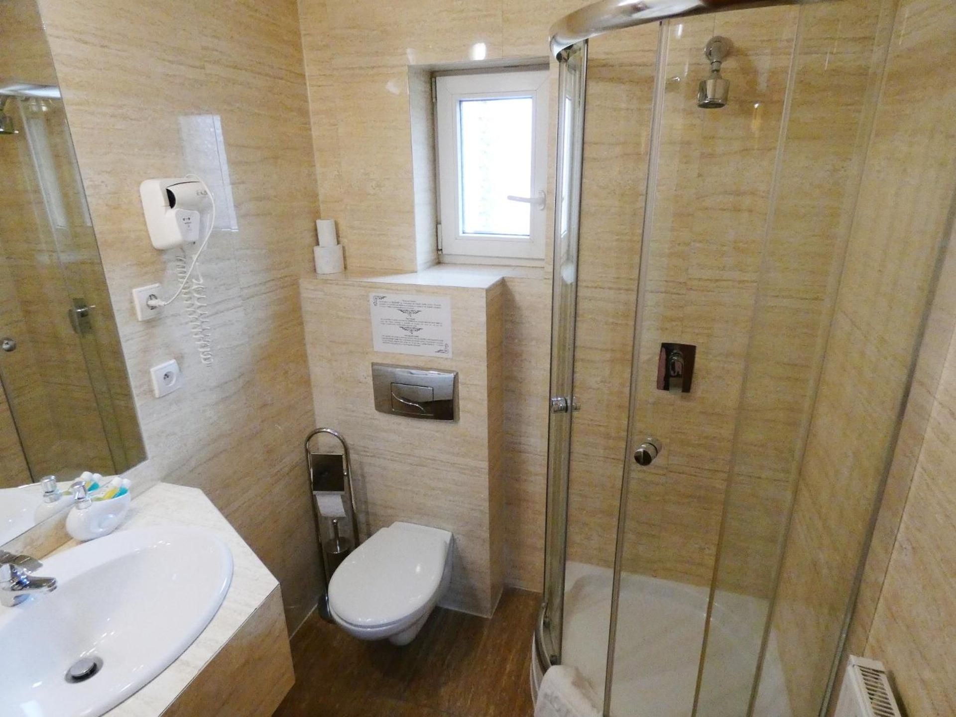 Standard Double or Twin Room - Photo 8
