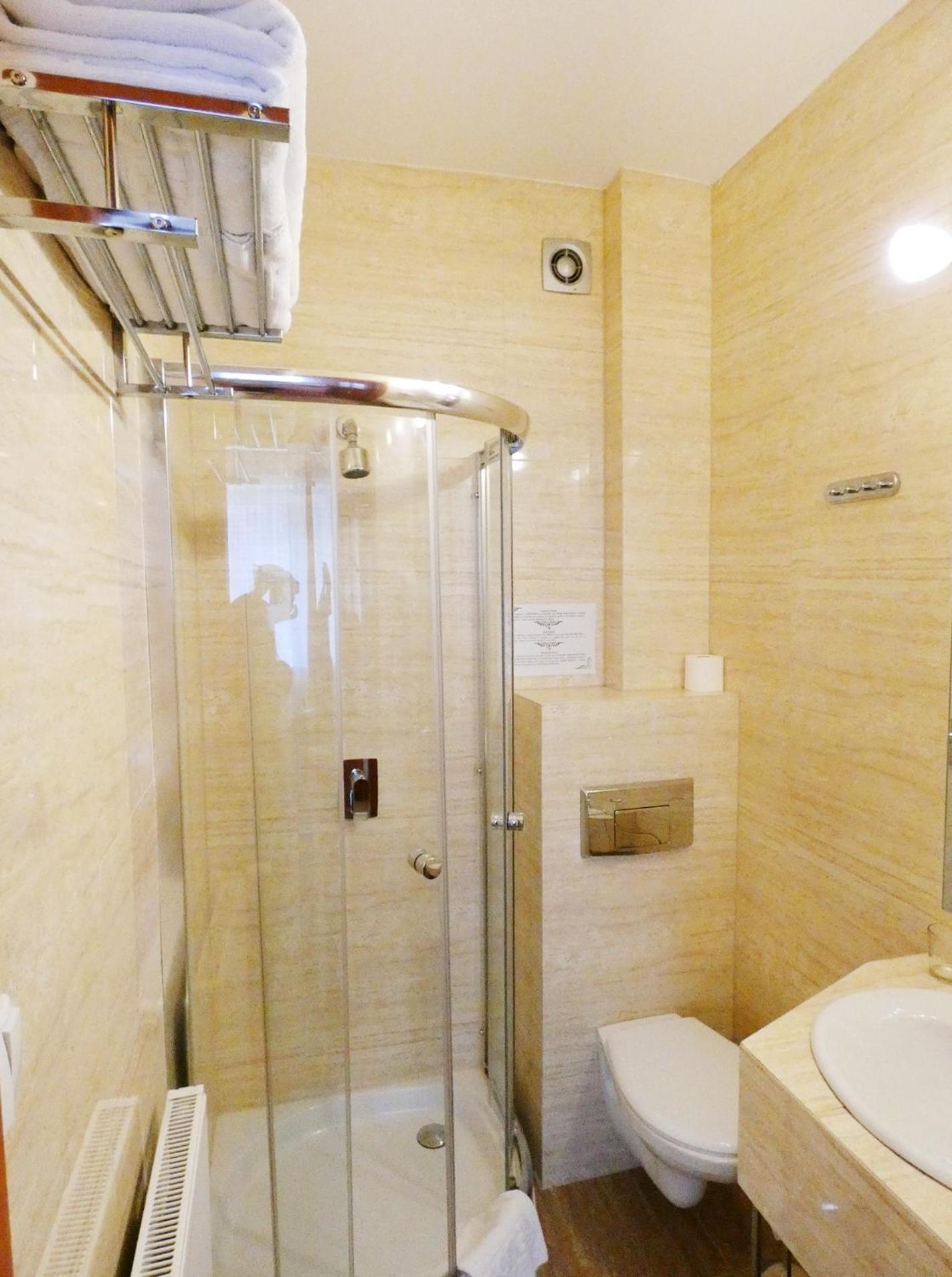 Standard Double or Twin Room - Photo 9