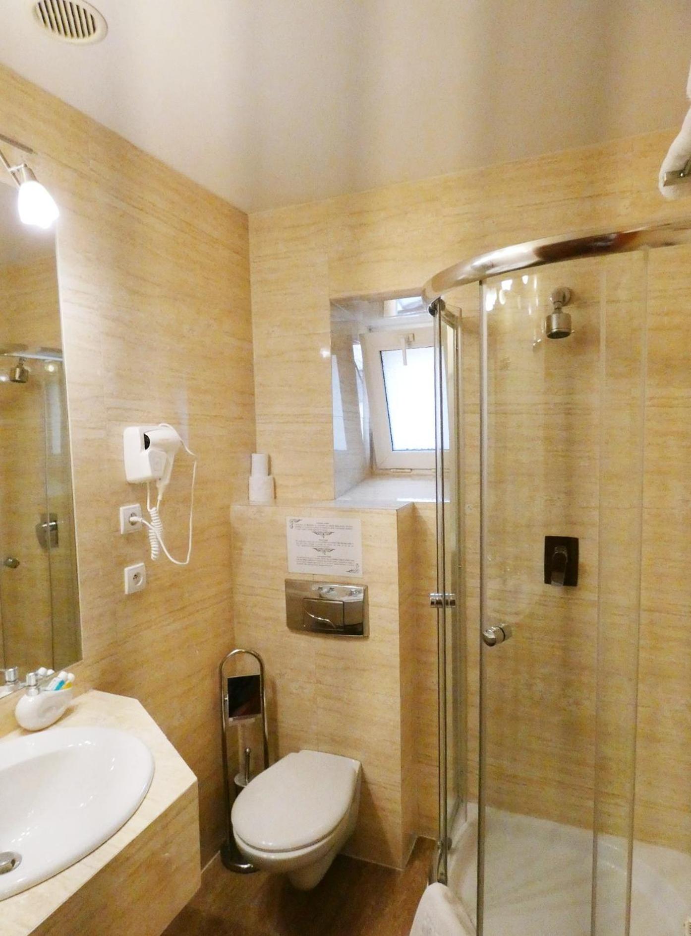 Standard Double or Twin Room - Photo 10