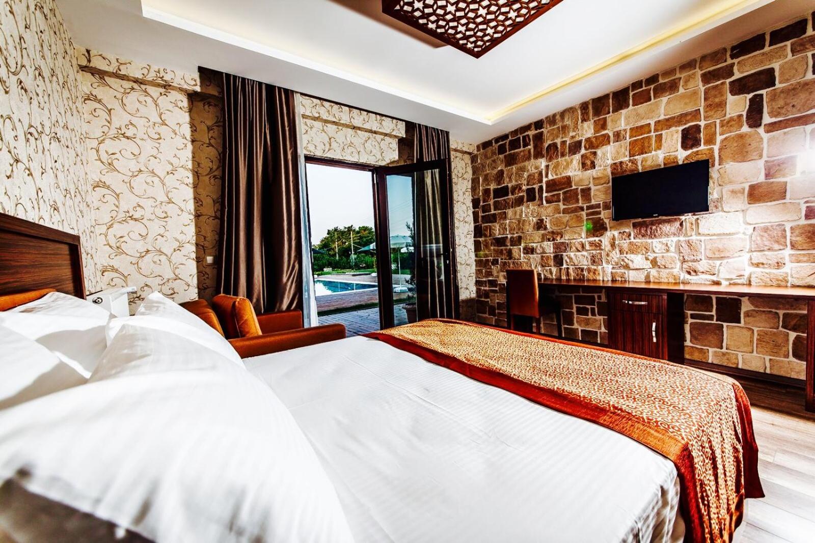 Deluxe Room with Fireplace and Lake View