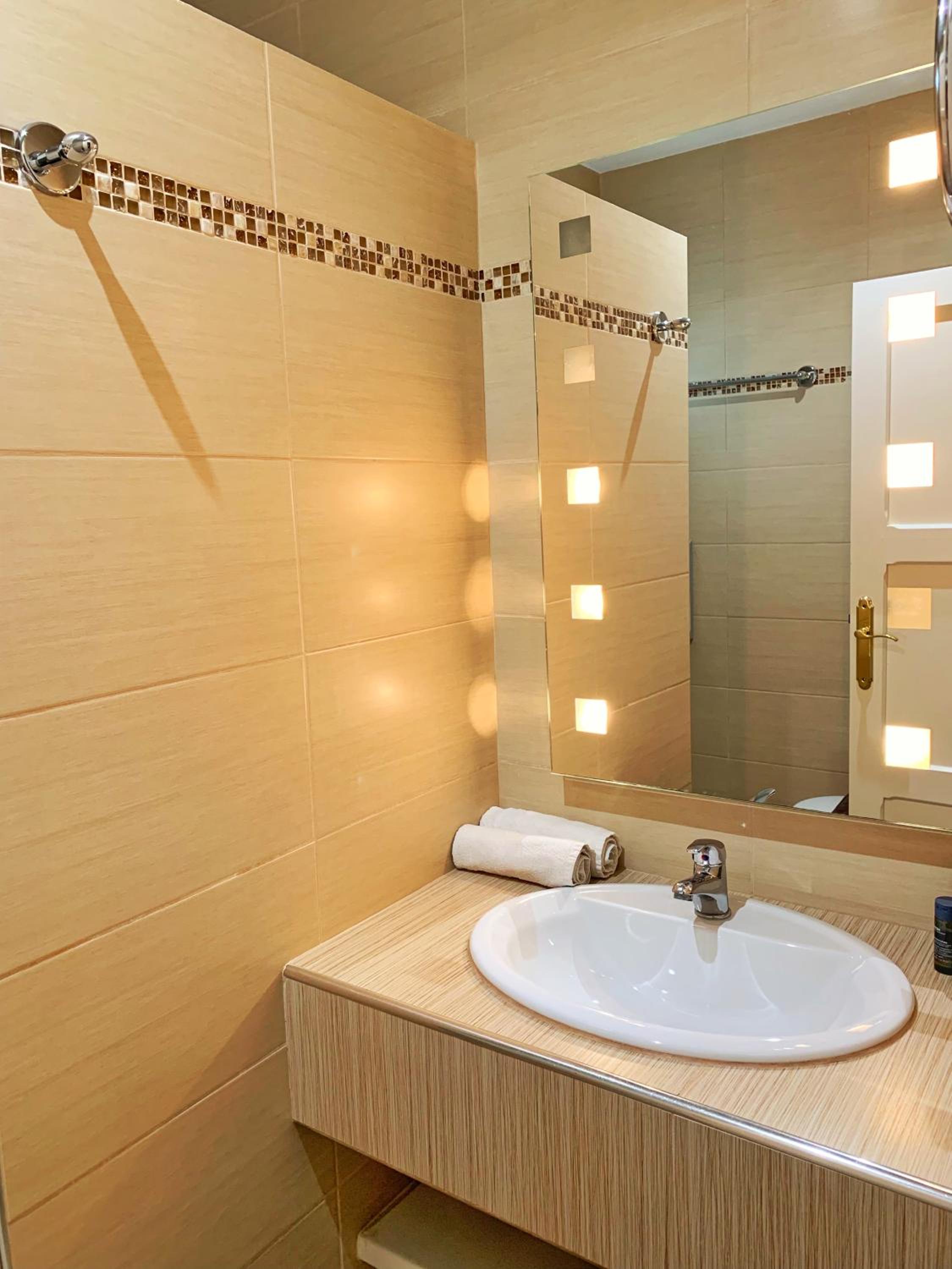 Triple Room - Hill Side