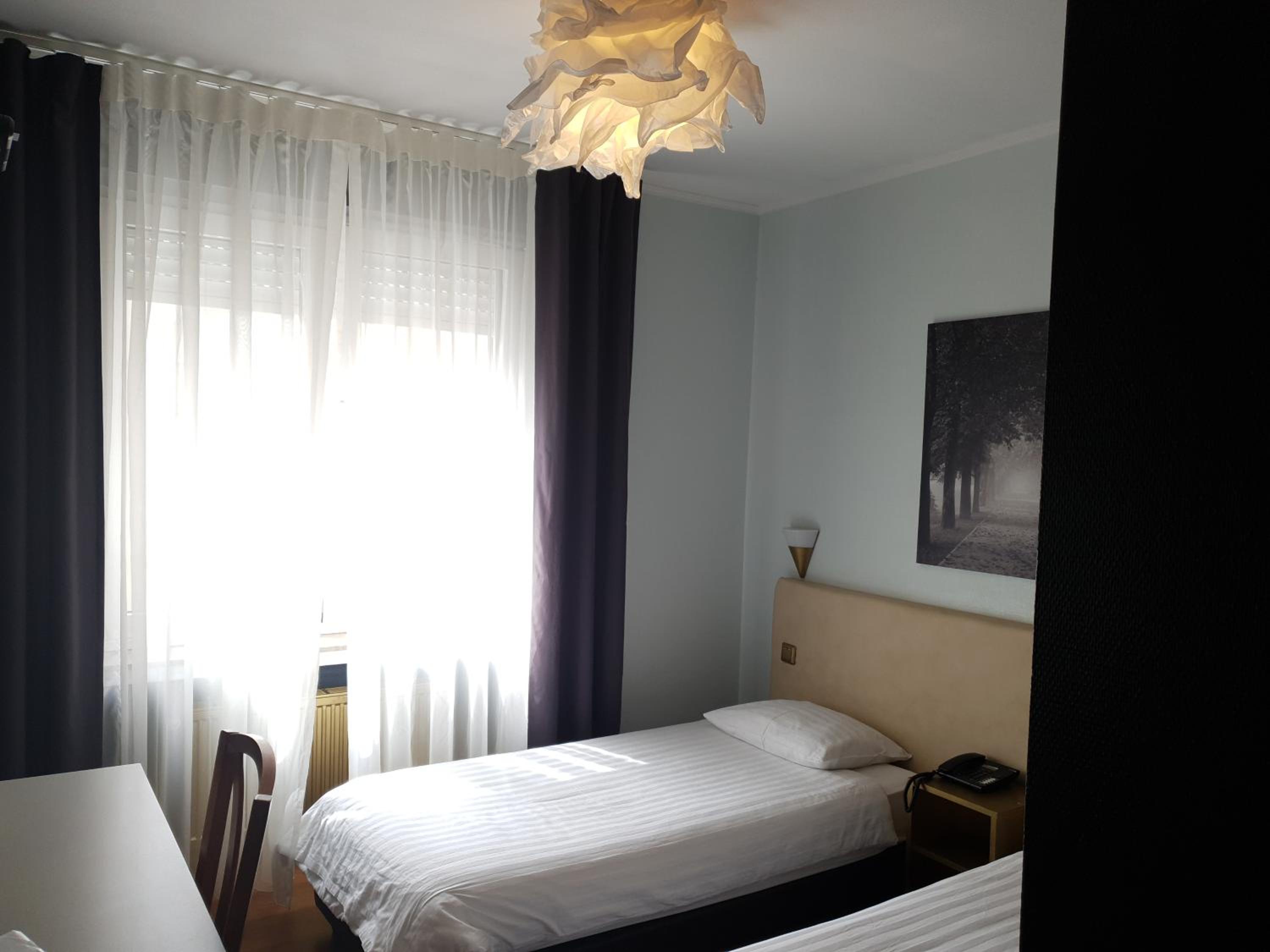 Twin Room - Photo 2