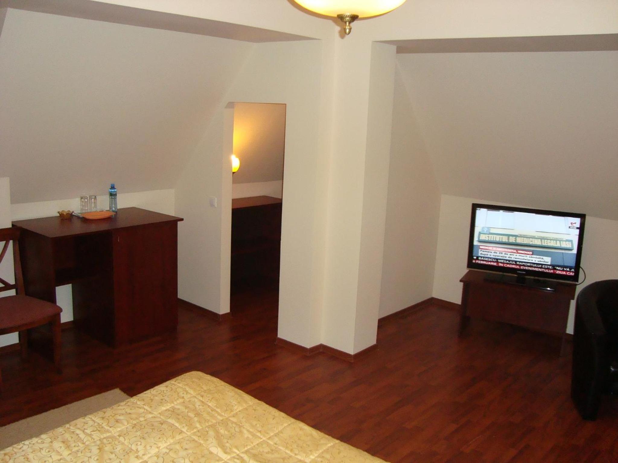Standard Double Room - Photo 27