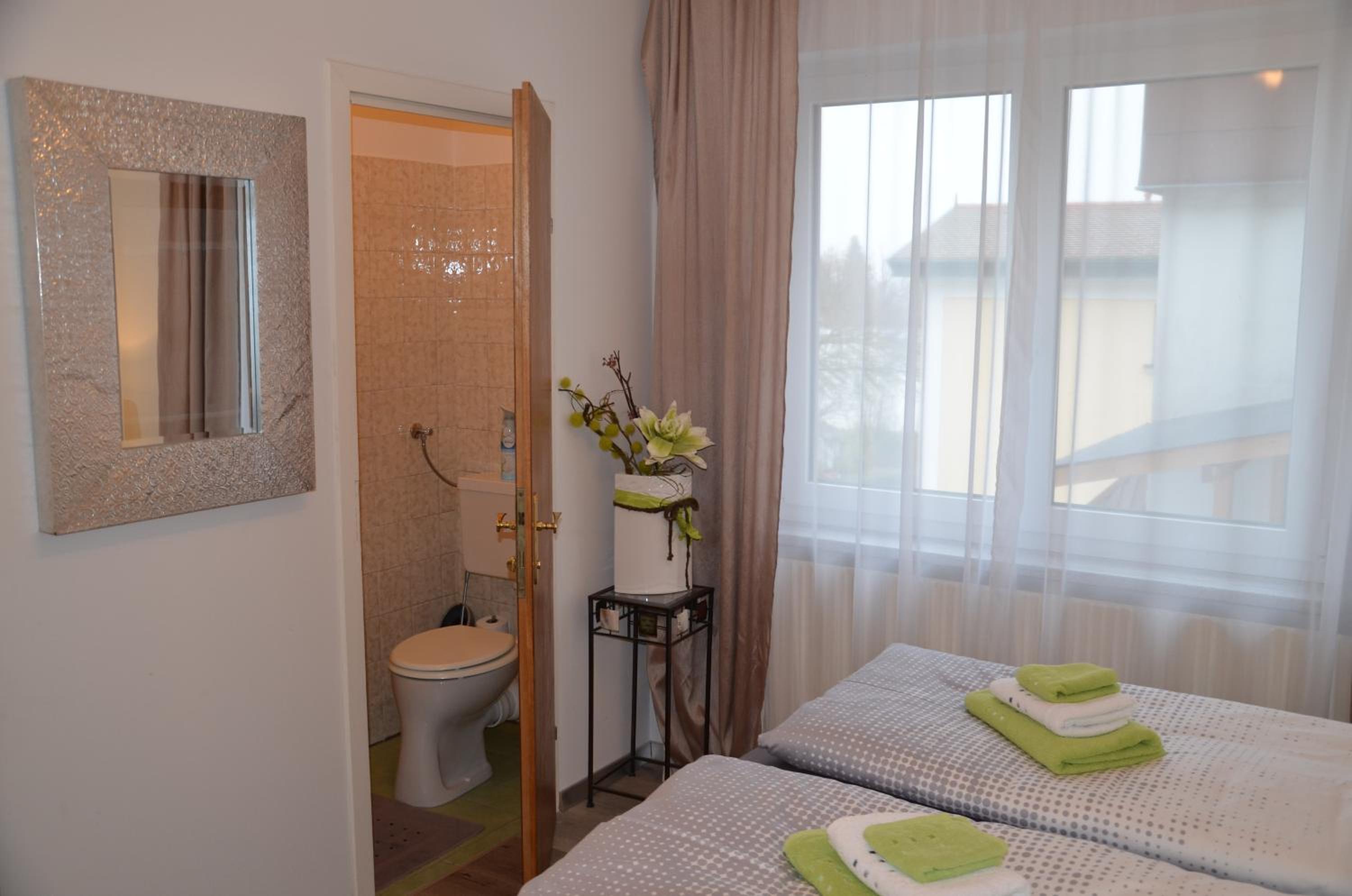 Standard Queen Room photo 2