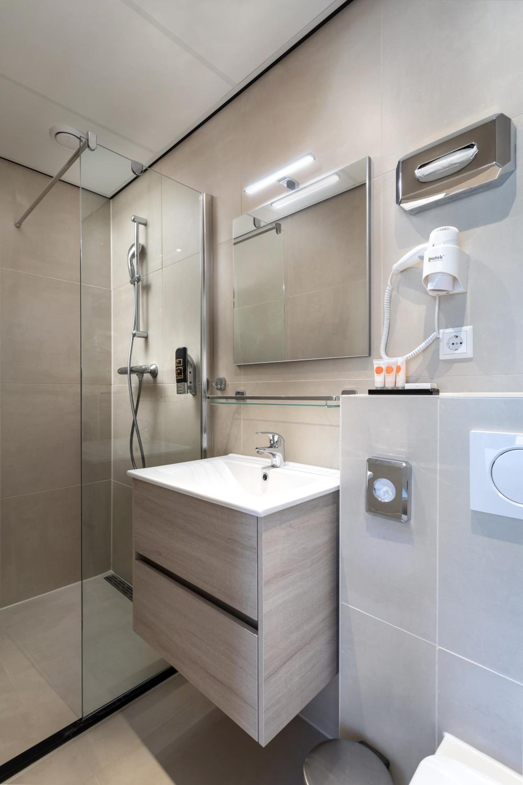 Triple Room - Basement photo 2