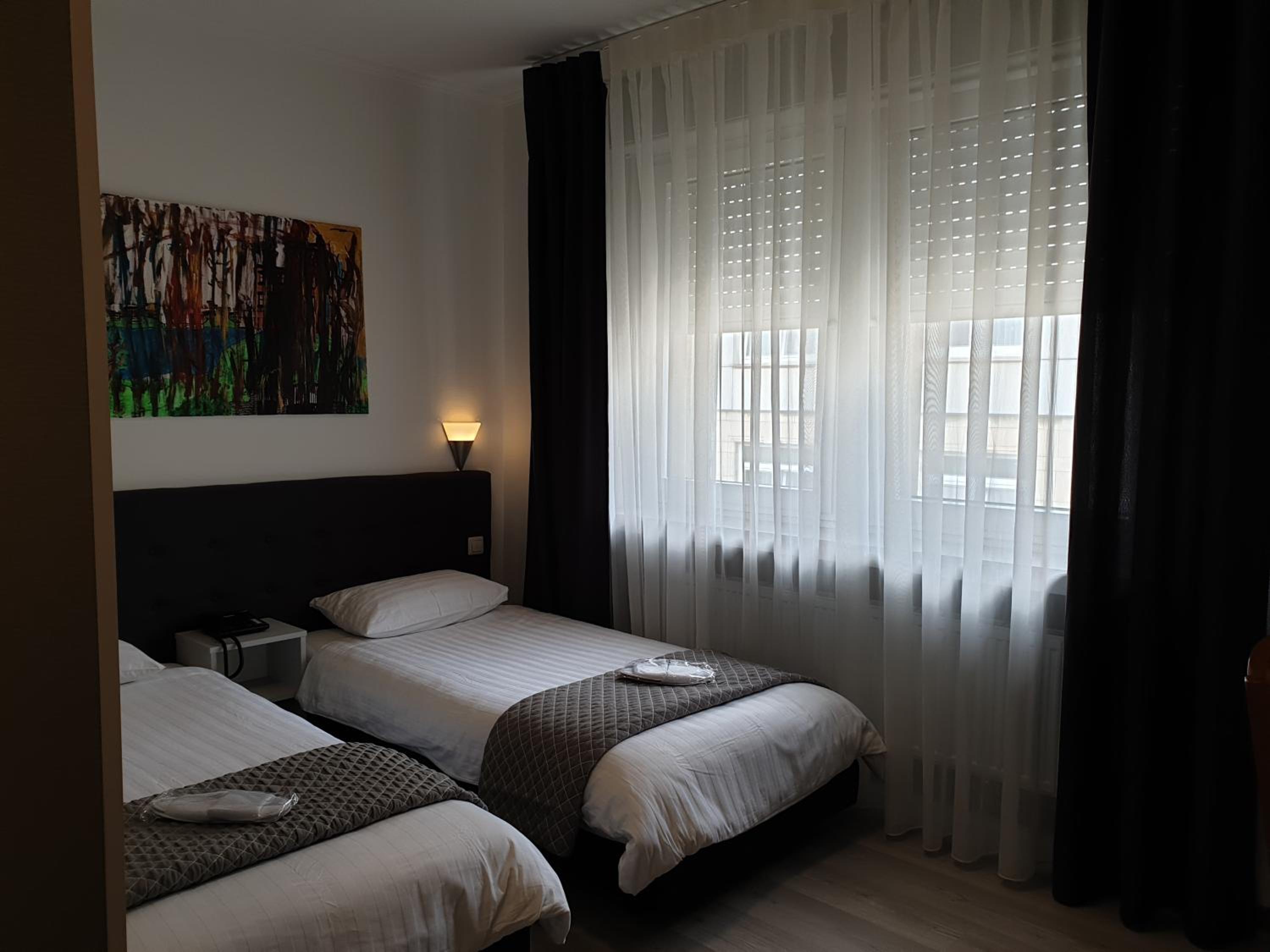 Twin Room - Photo 3