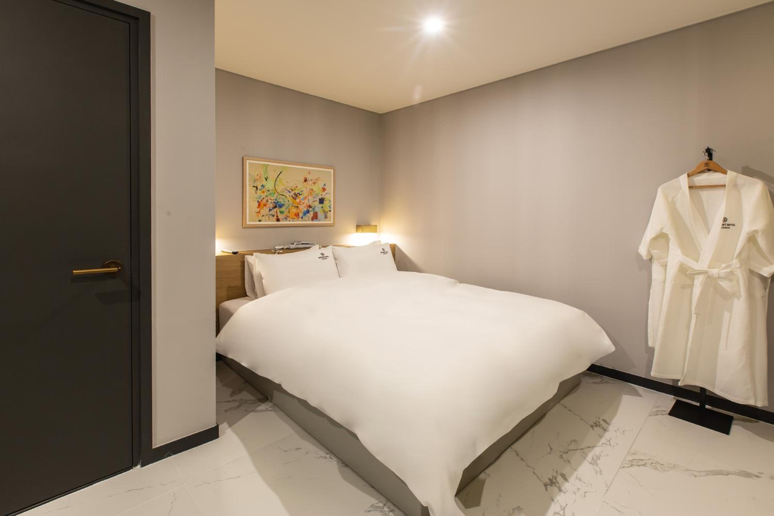 Deluxe Double Room - Photo 8