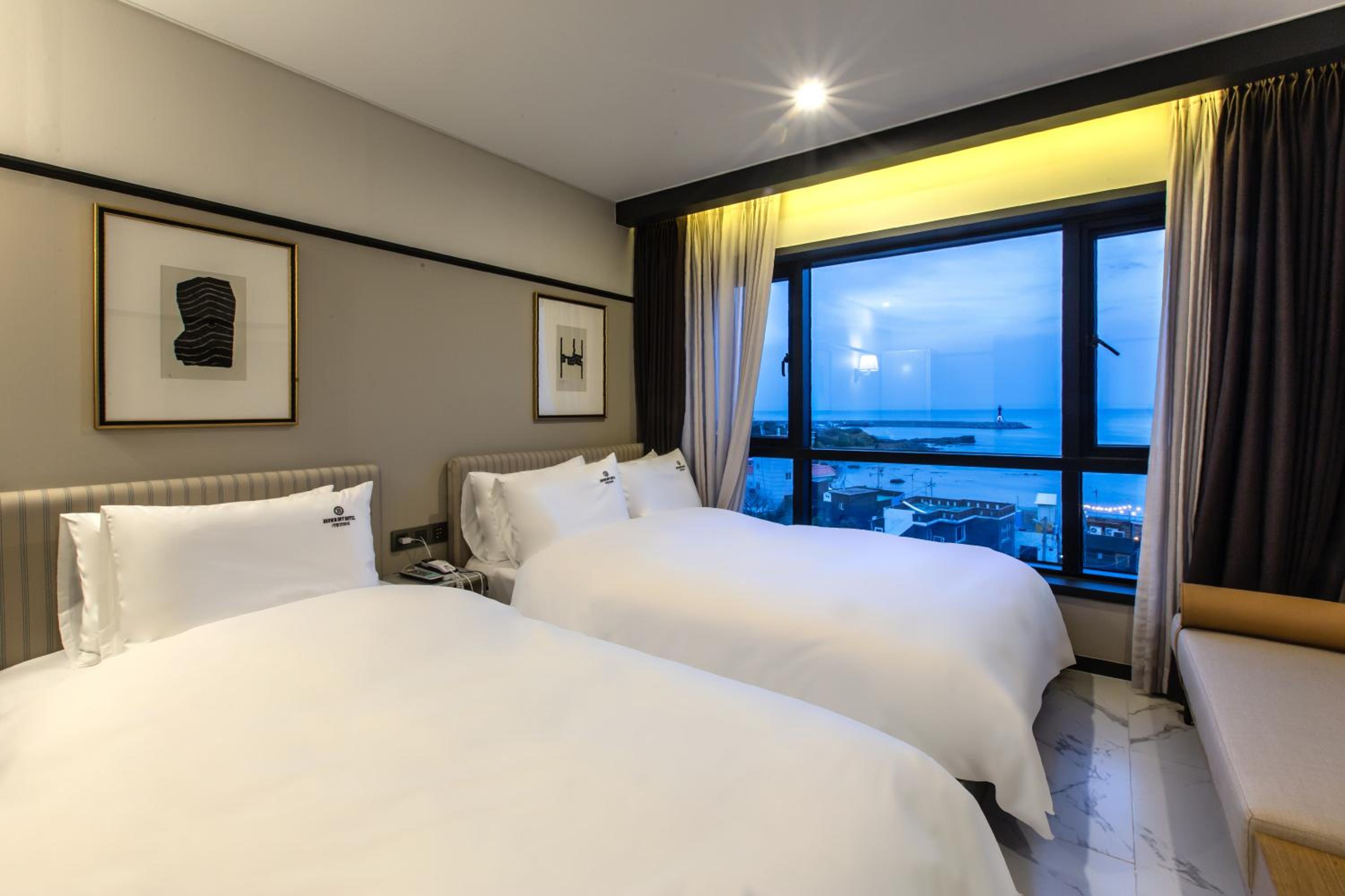 Twin Room with Sea View - Photo 6