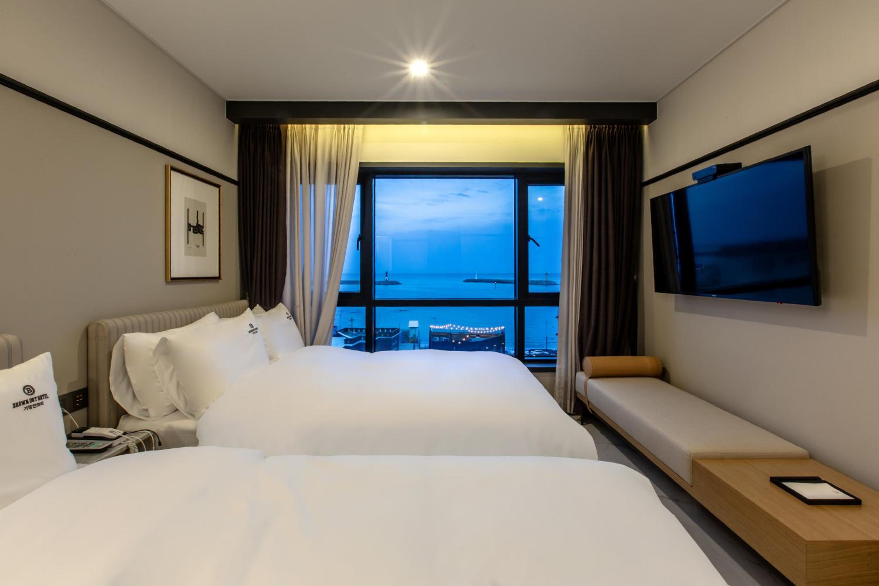 Twin Room with Sea View - Photo 5