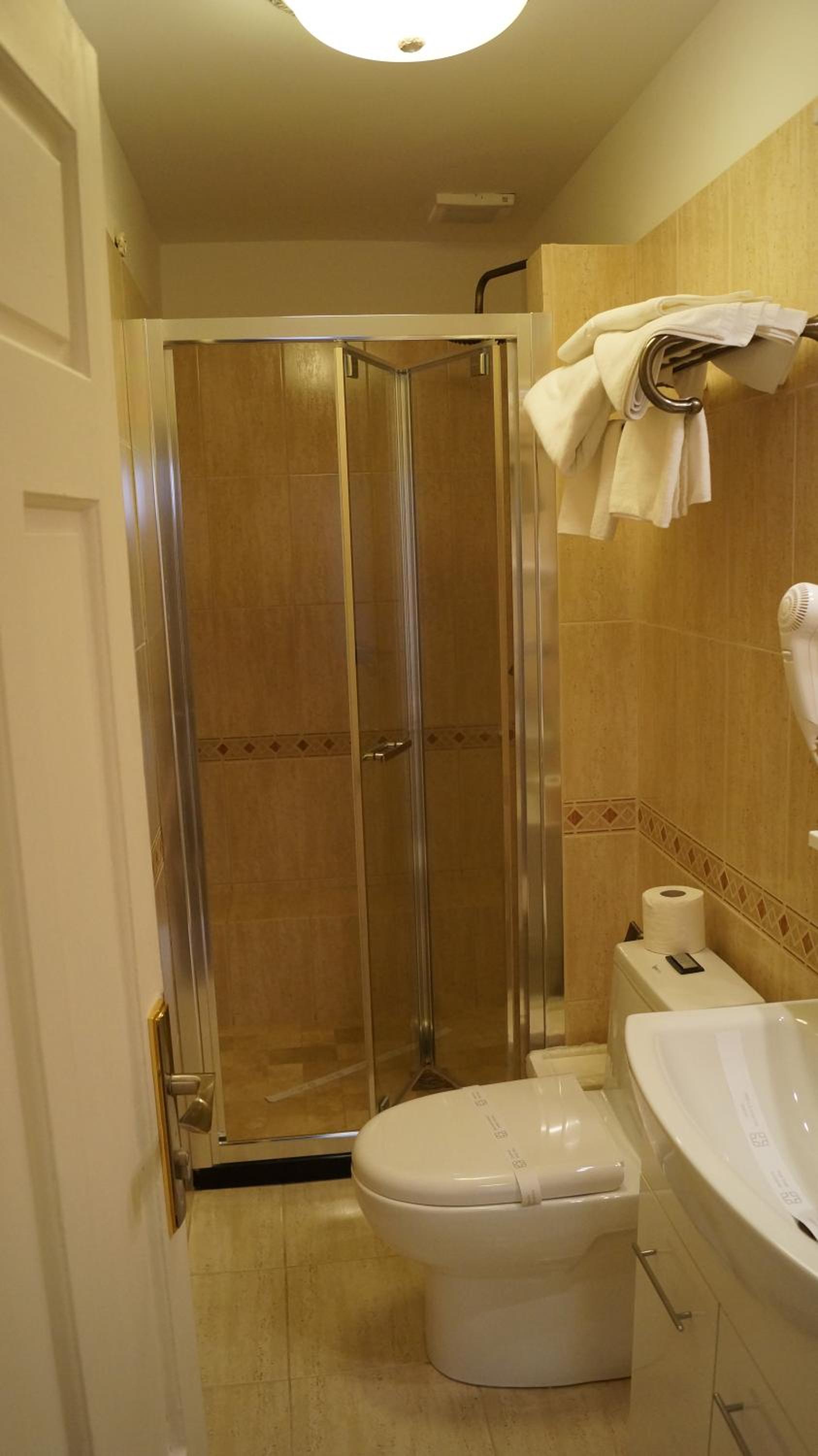 Standard Suite - Photo 12