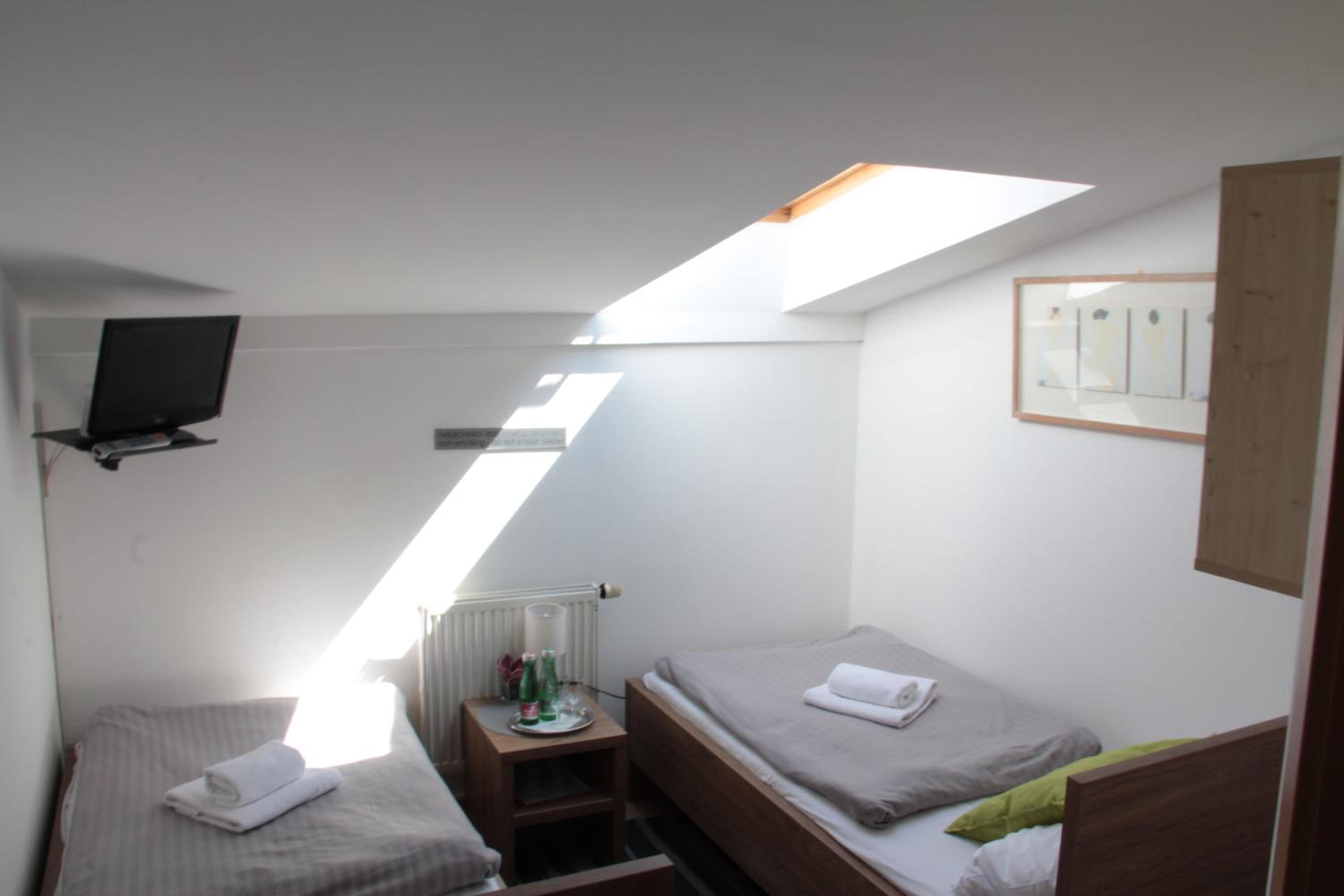 Small Twin Room photo 2