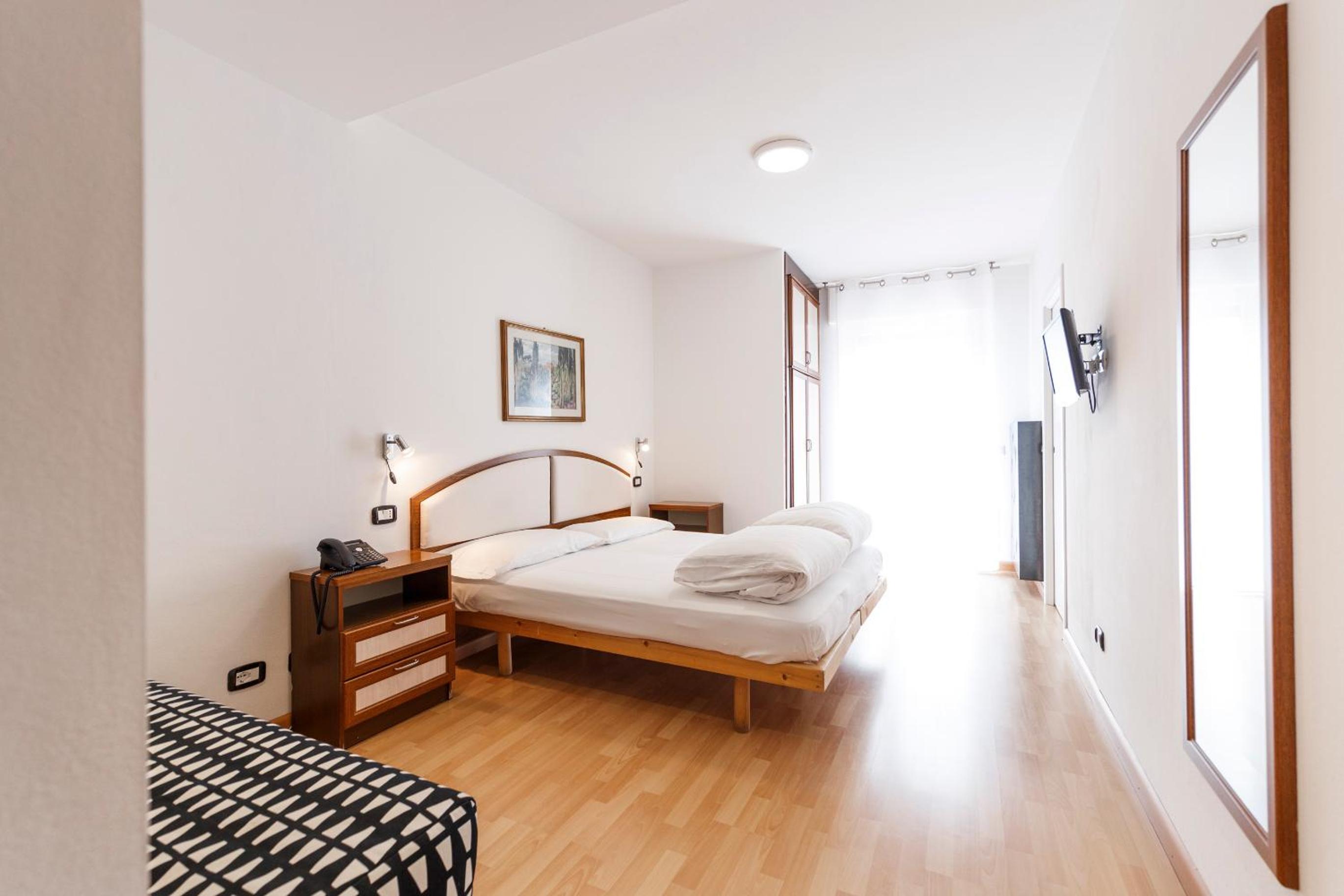 Deluxe Double or Twin Room with Balcony - Photo 2