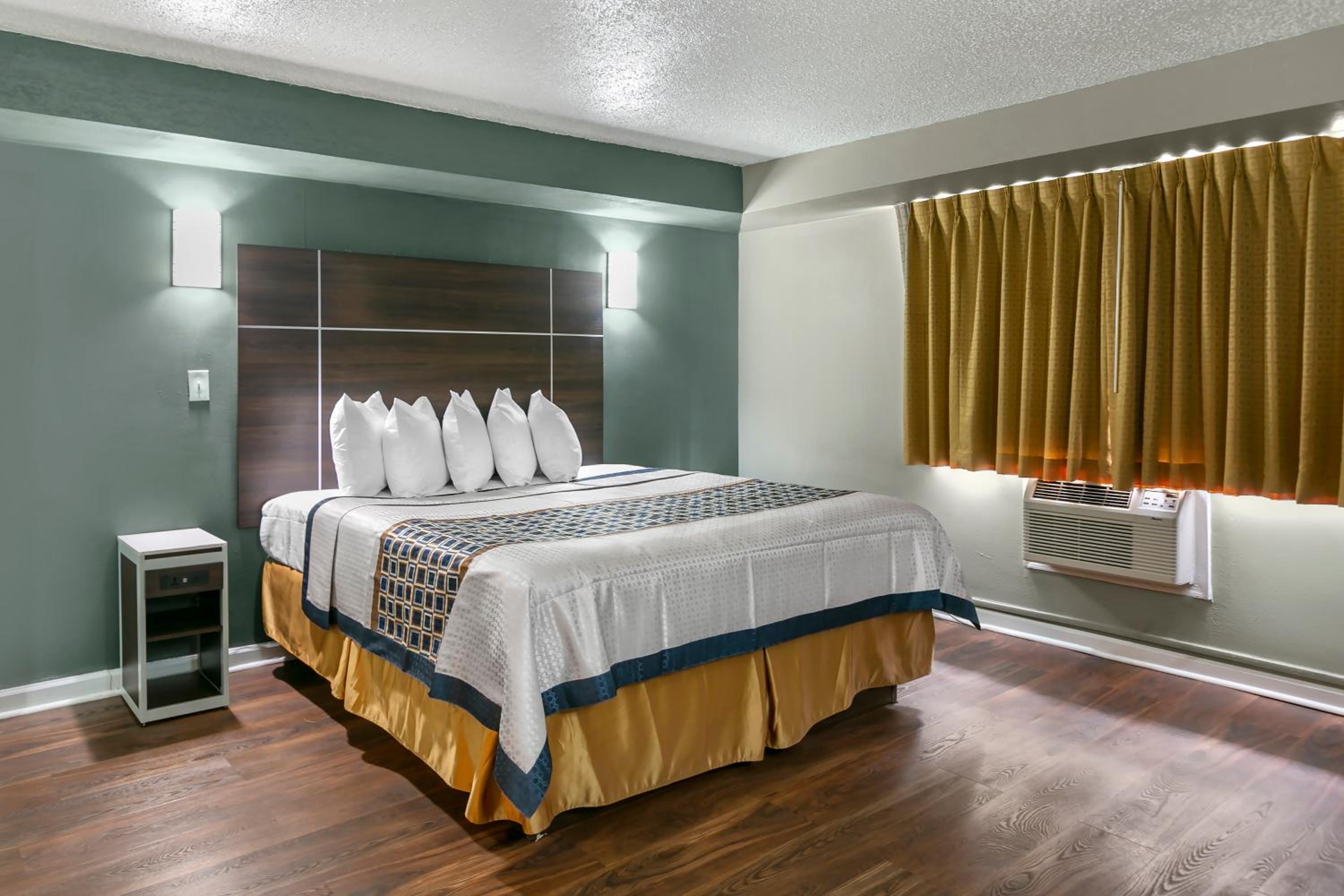 King Suite with Spa Bath - Smoking photo 3