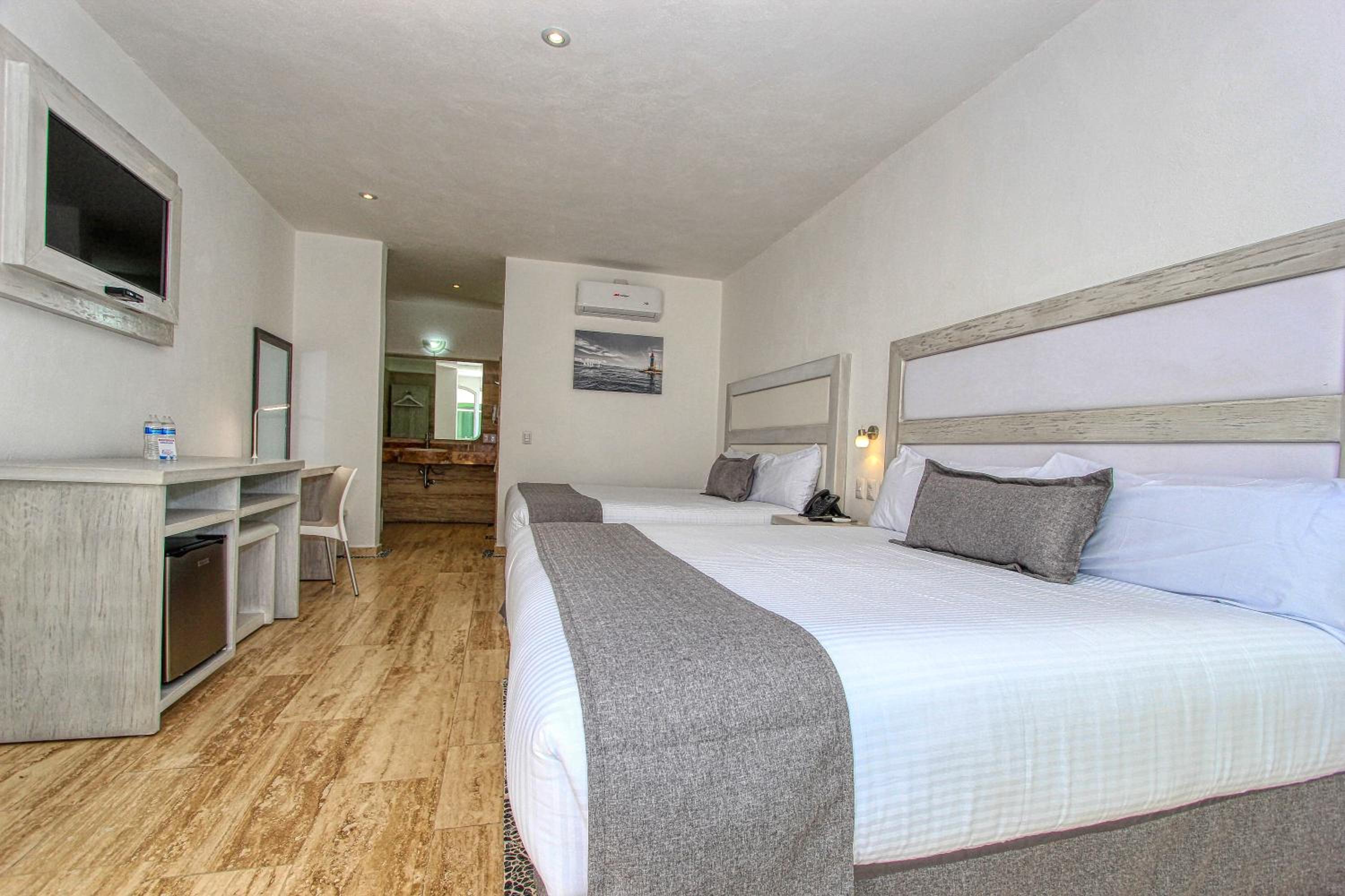 Standard Queen Room with Two Queen Beds photo 2