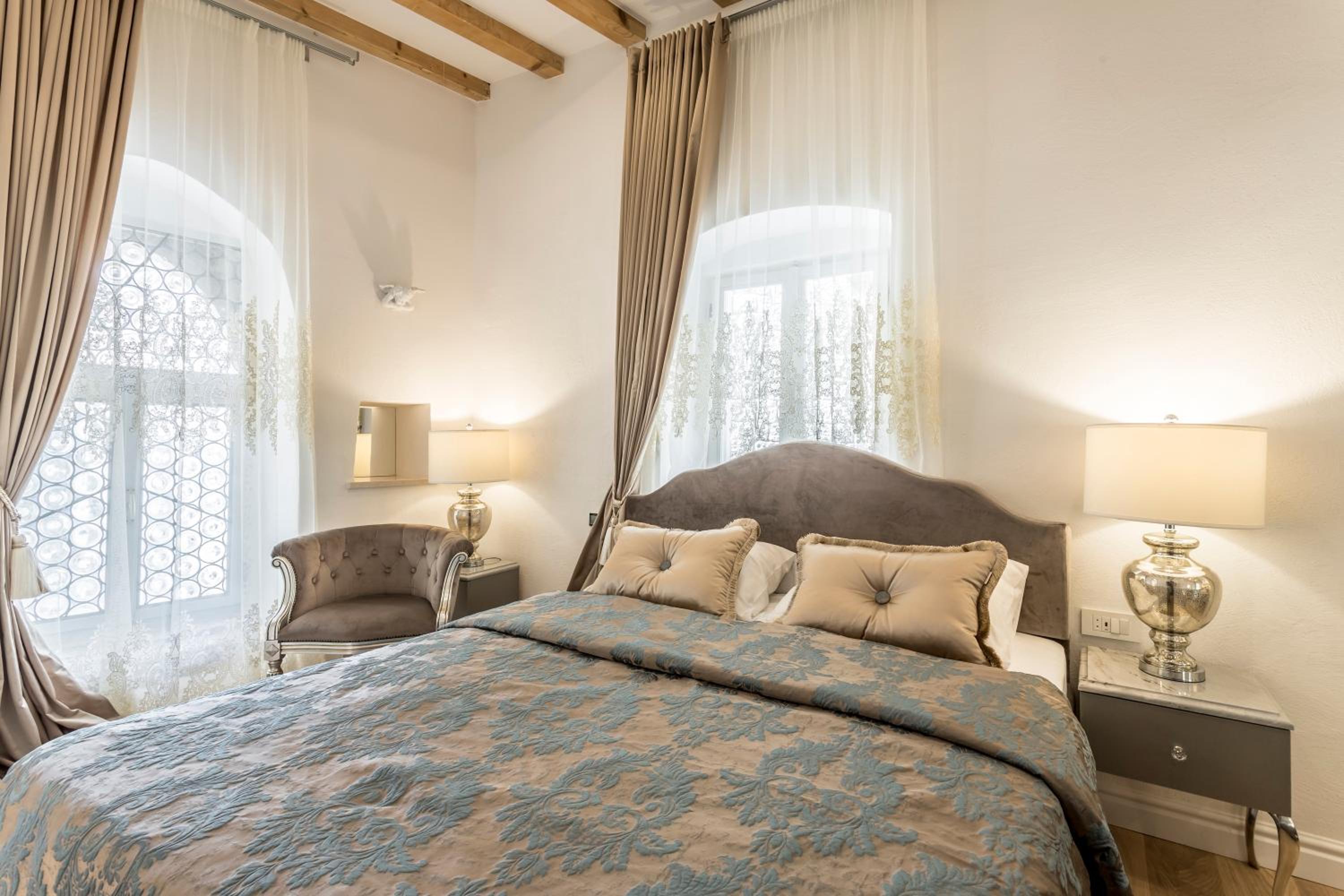 Deluxe One-Bedroom Apartment with Gothic windows photo 3