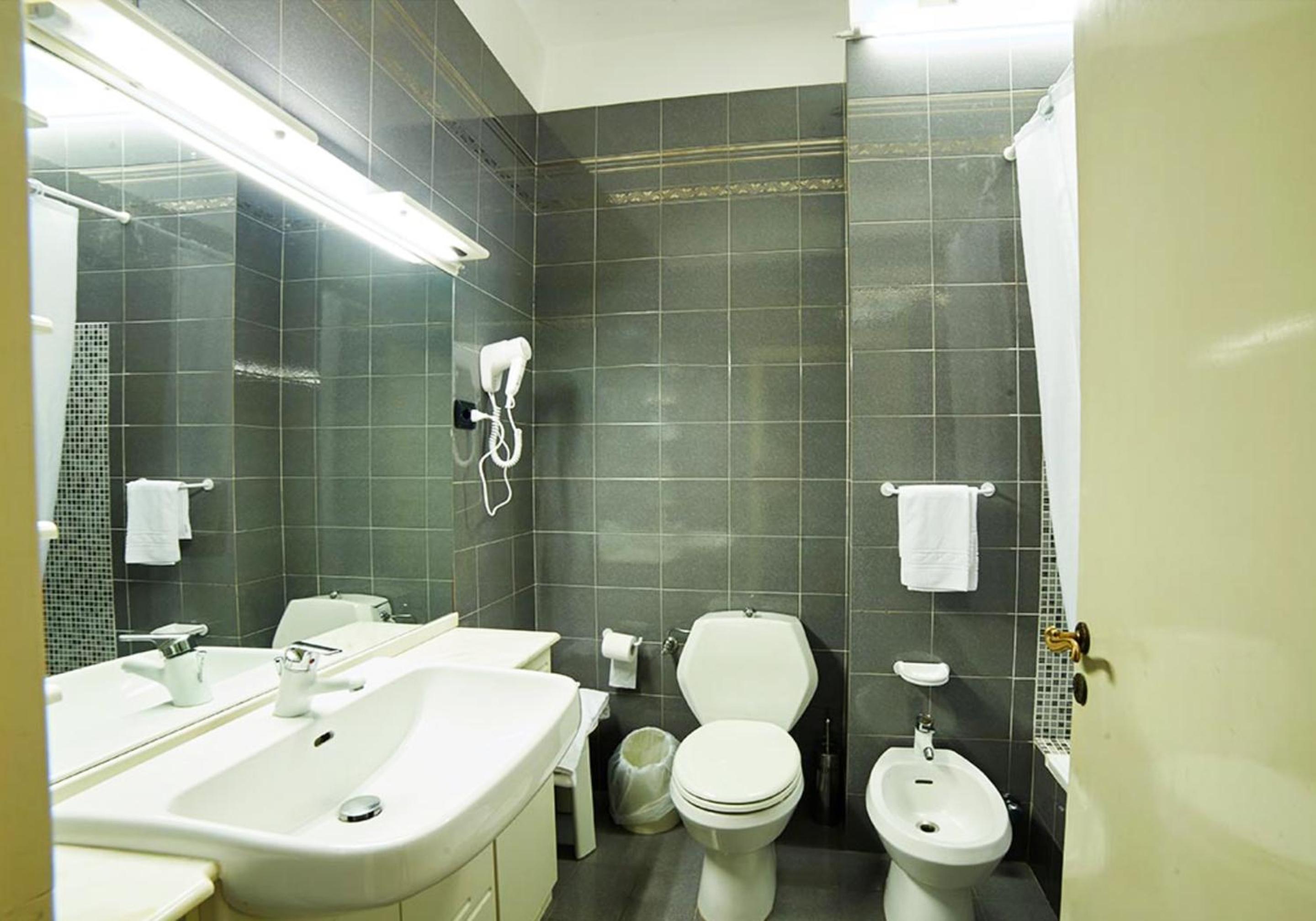 Standard Double Room with Lake/Square View - Photo 3