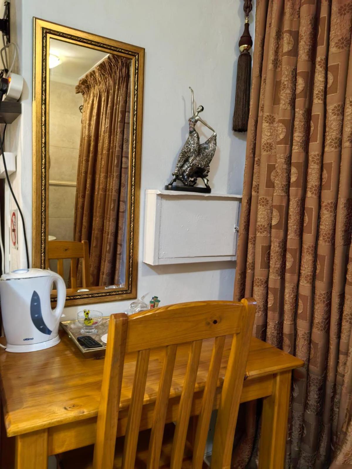Budget Double Room photo 3