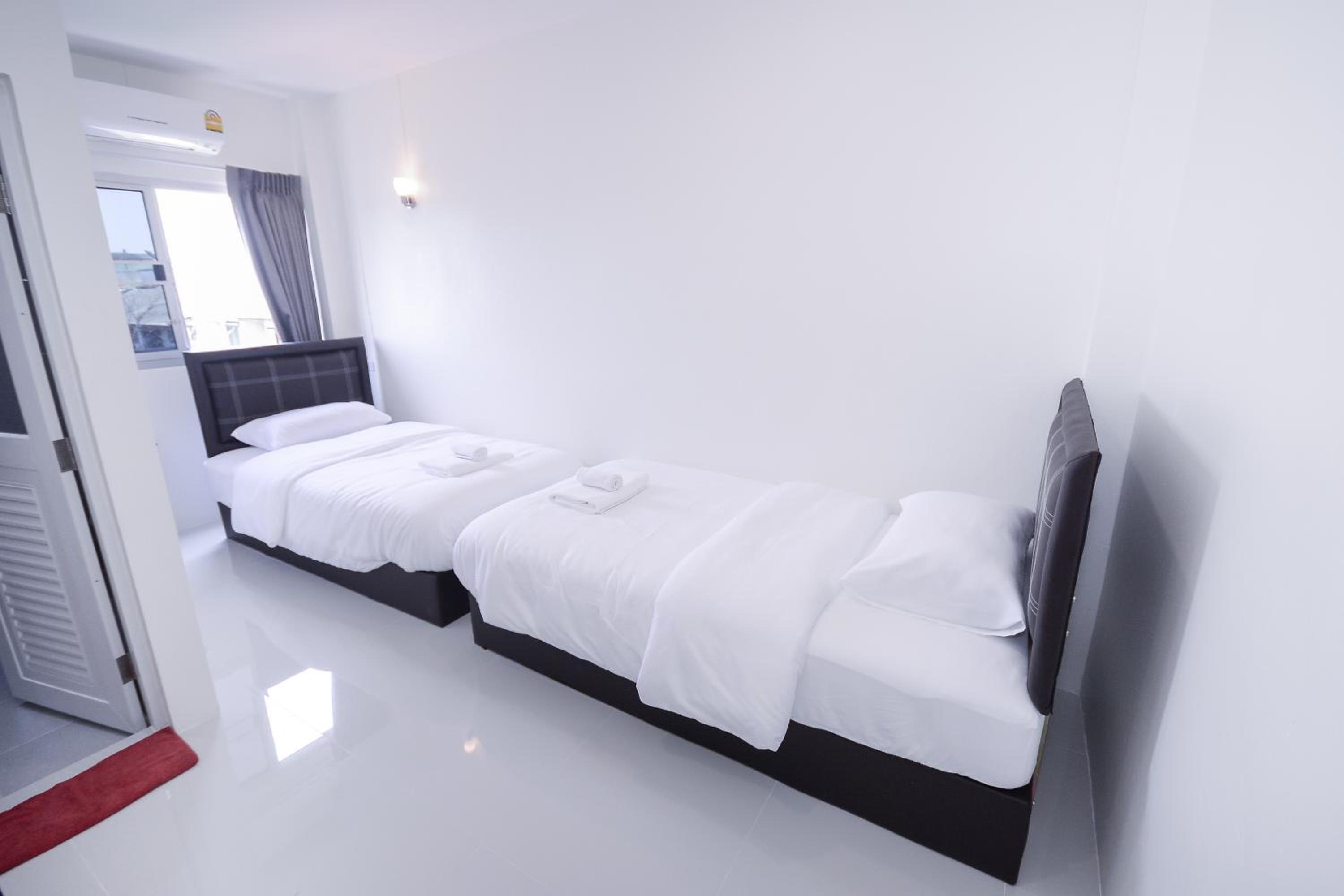 Twin Room with Private Bathroom photo 1