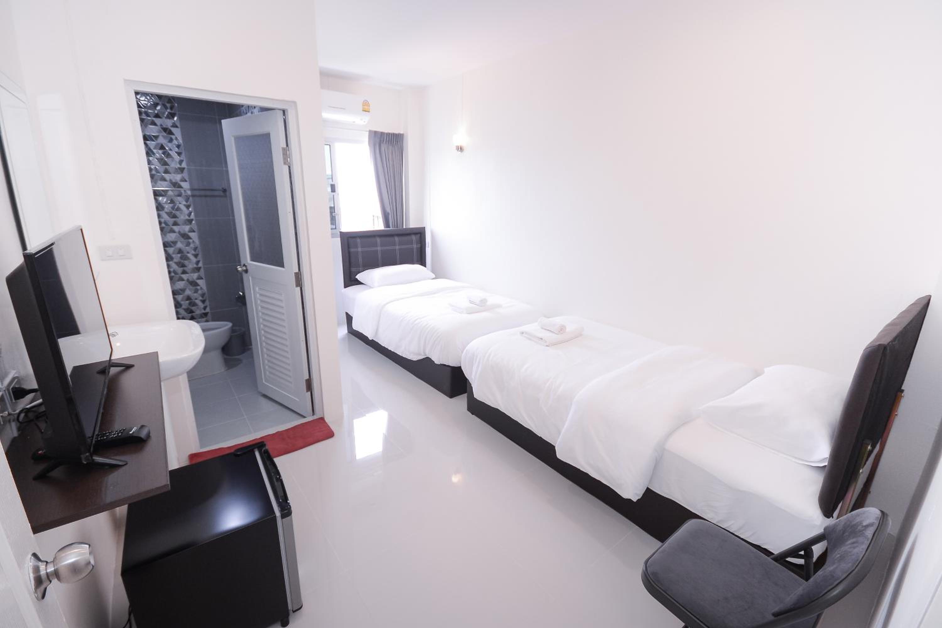 Twin Room with Private Bathroom photo 2