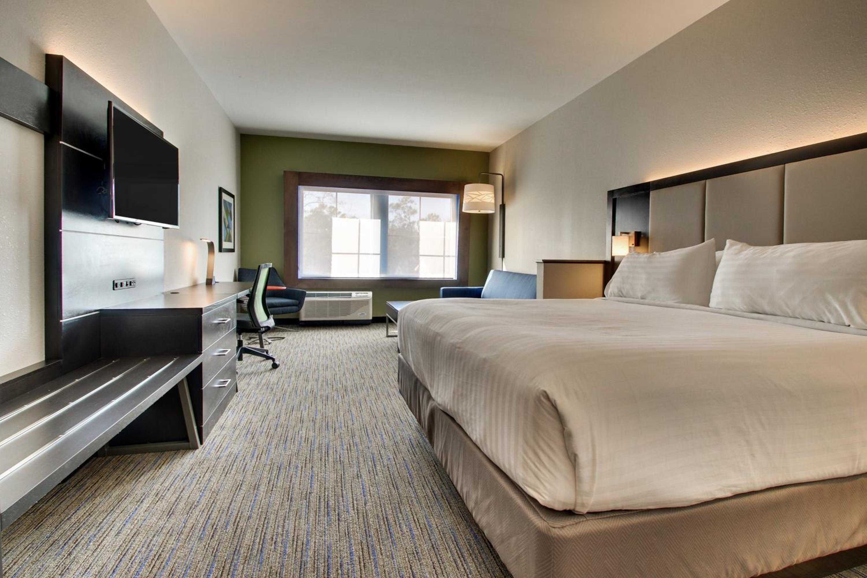 King Suite - Mobility Accessible with Tub