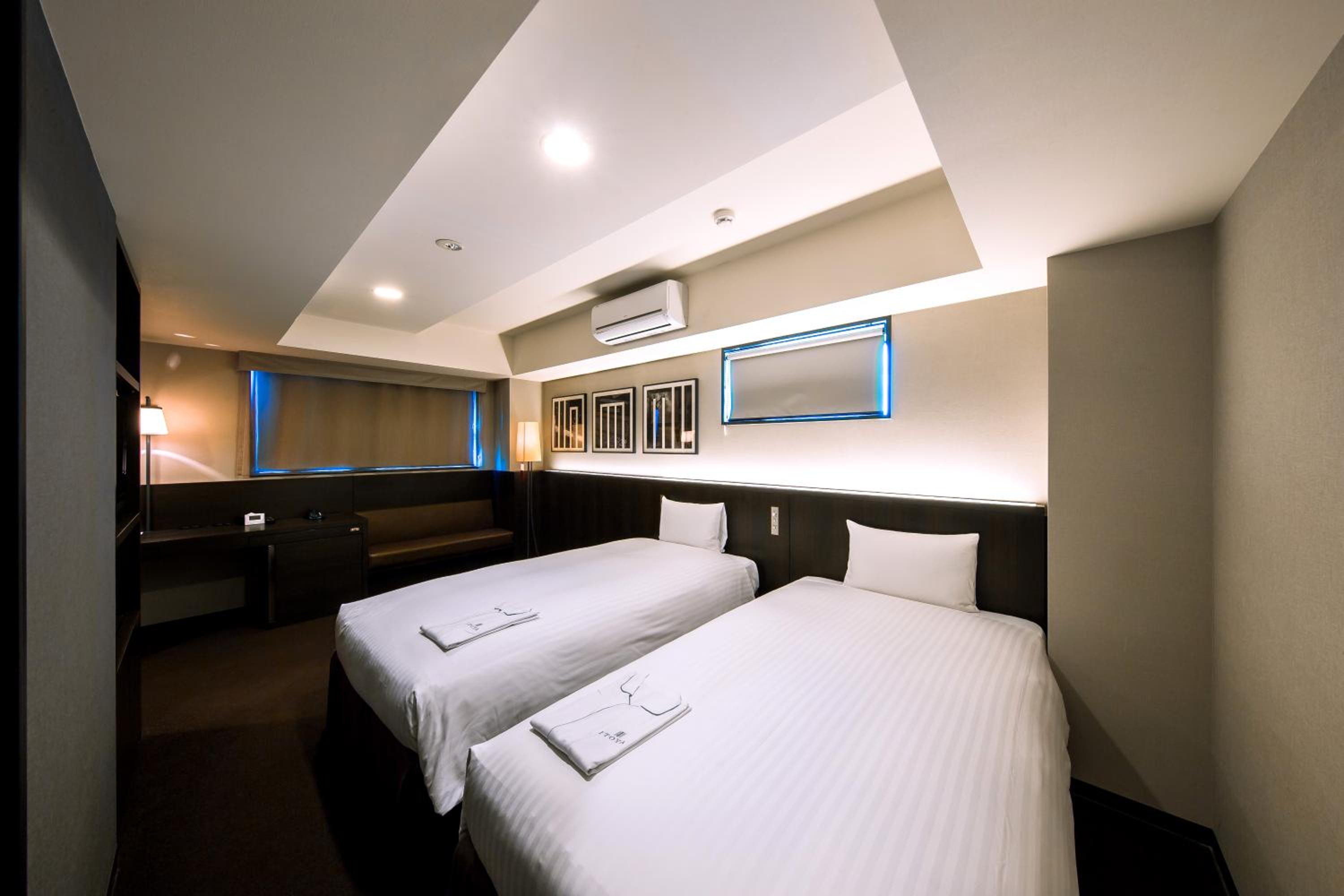Corner Twin Room - Non-Smoking - Photo 1