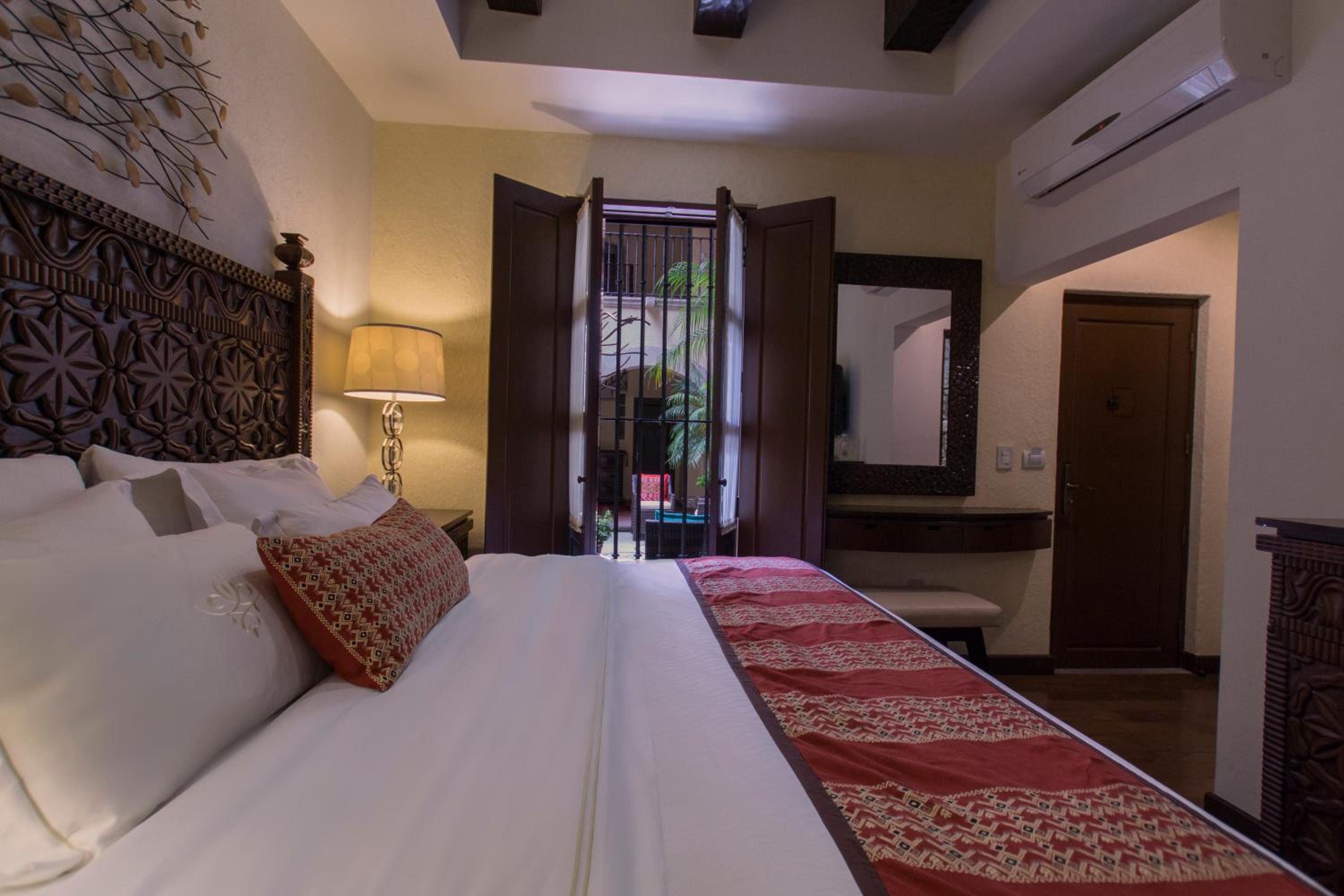 Standard King Room - Photo 6
