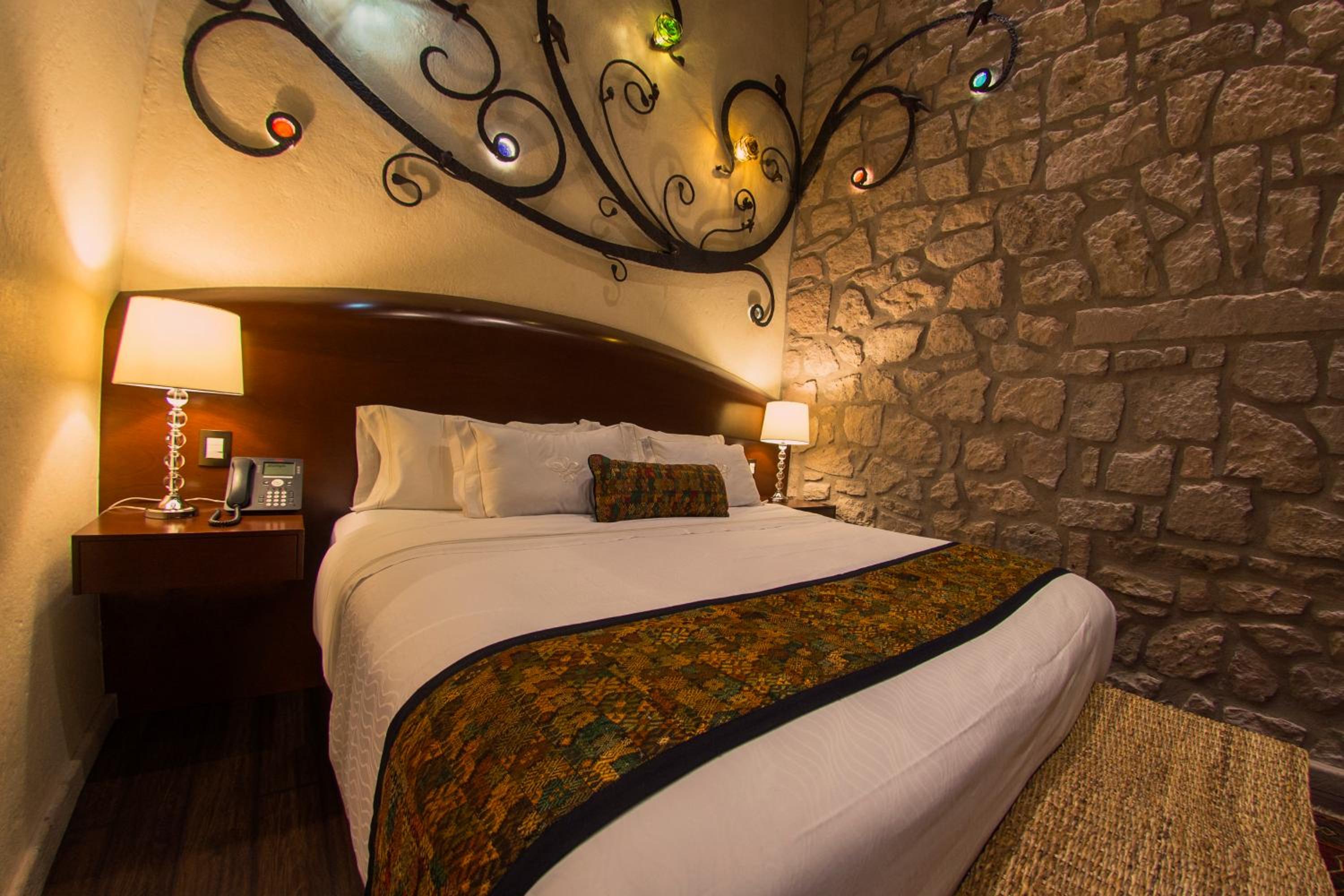 Standard King Room - Photo 11