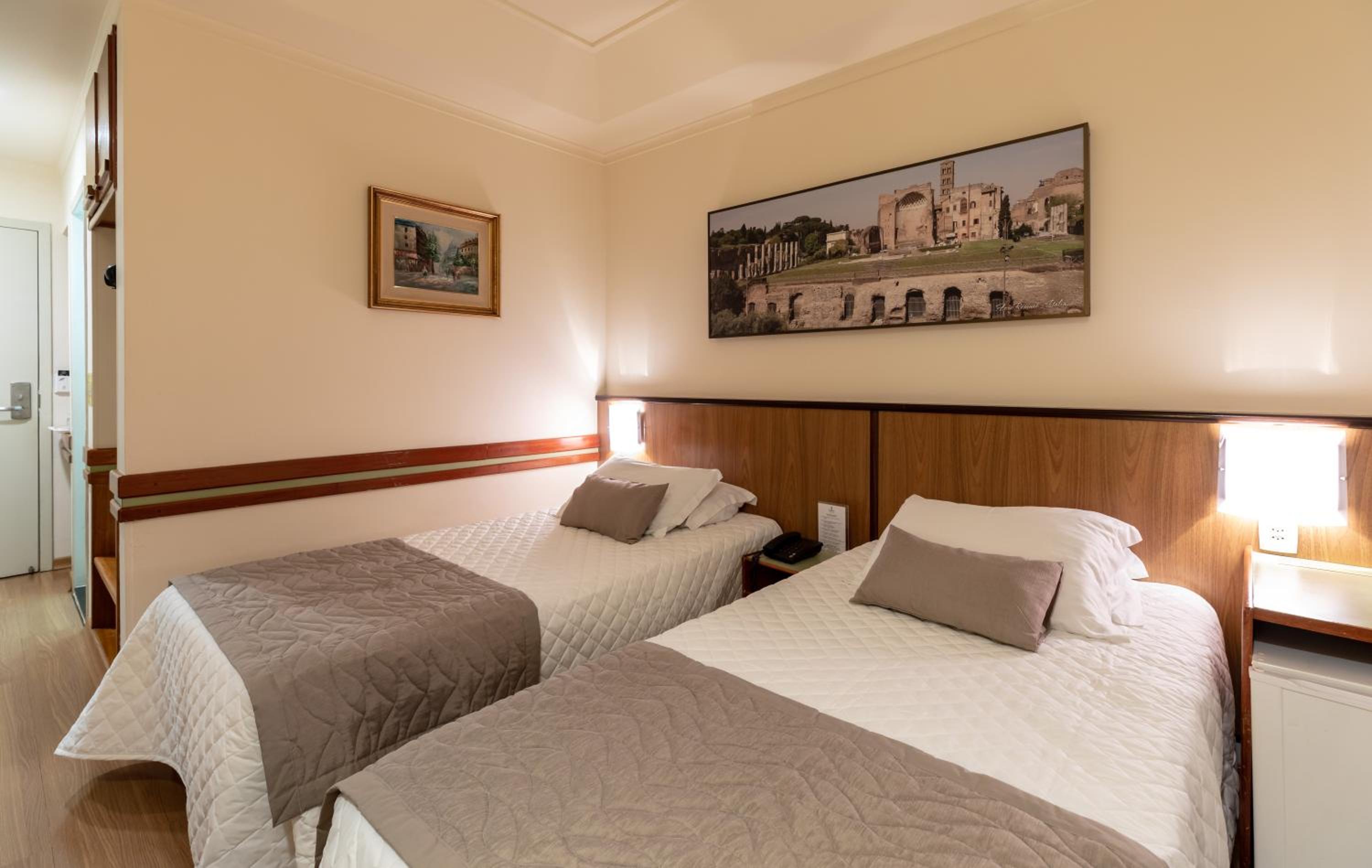 Standard Twin Room - Photo 17
