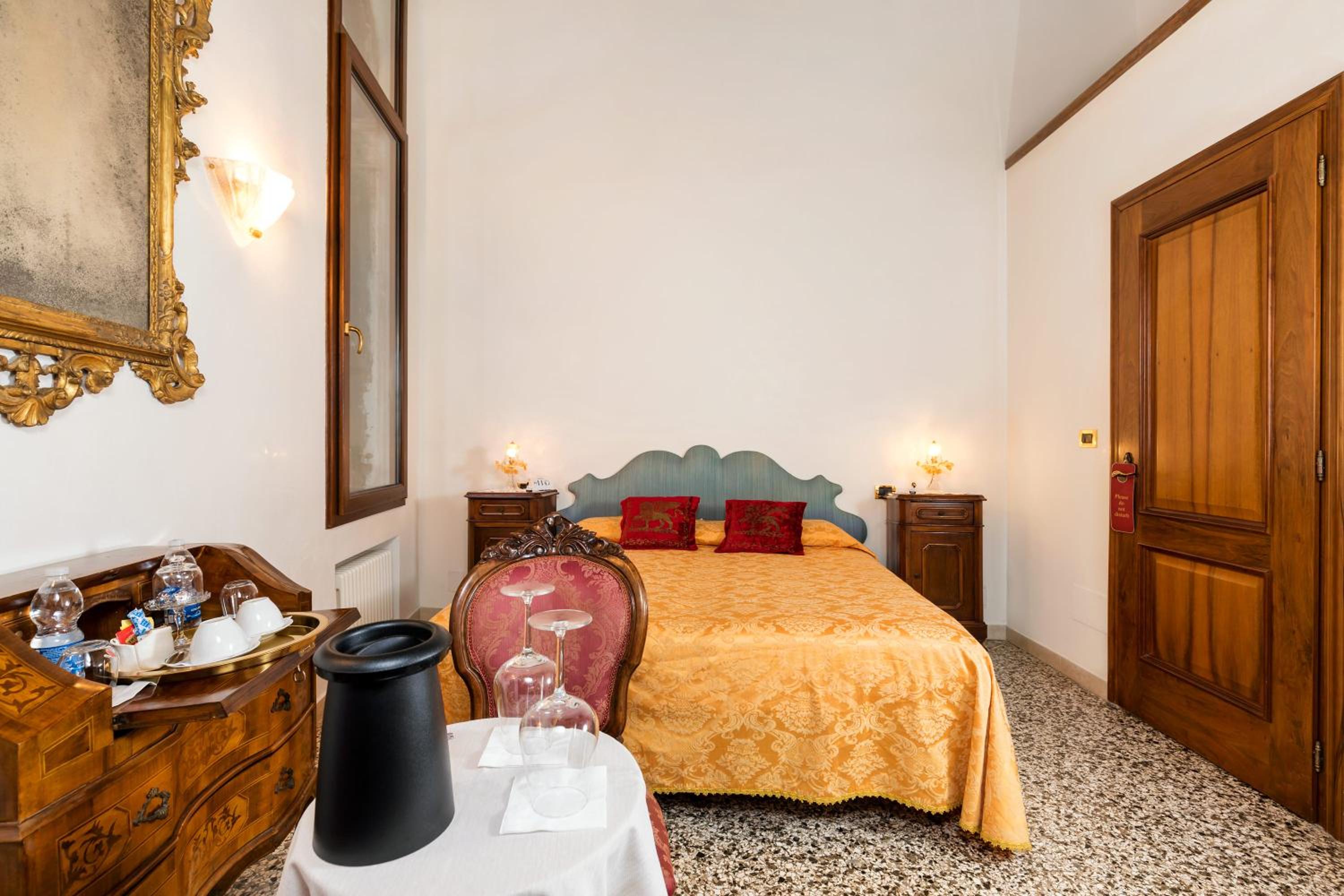 Double or Twin Room with Canal View photo 3