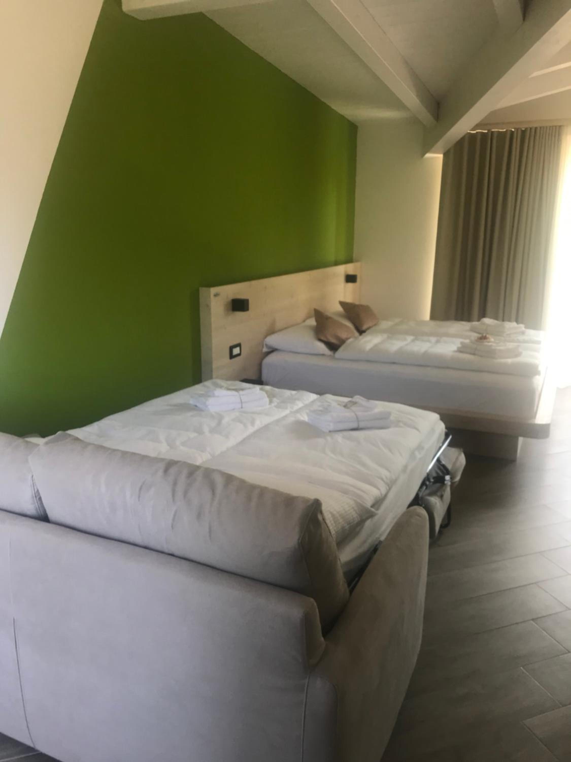 Deluxe Double Room (2 Adults + 1 Child) photo 1