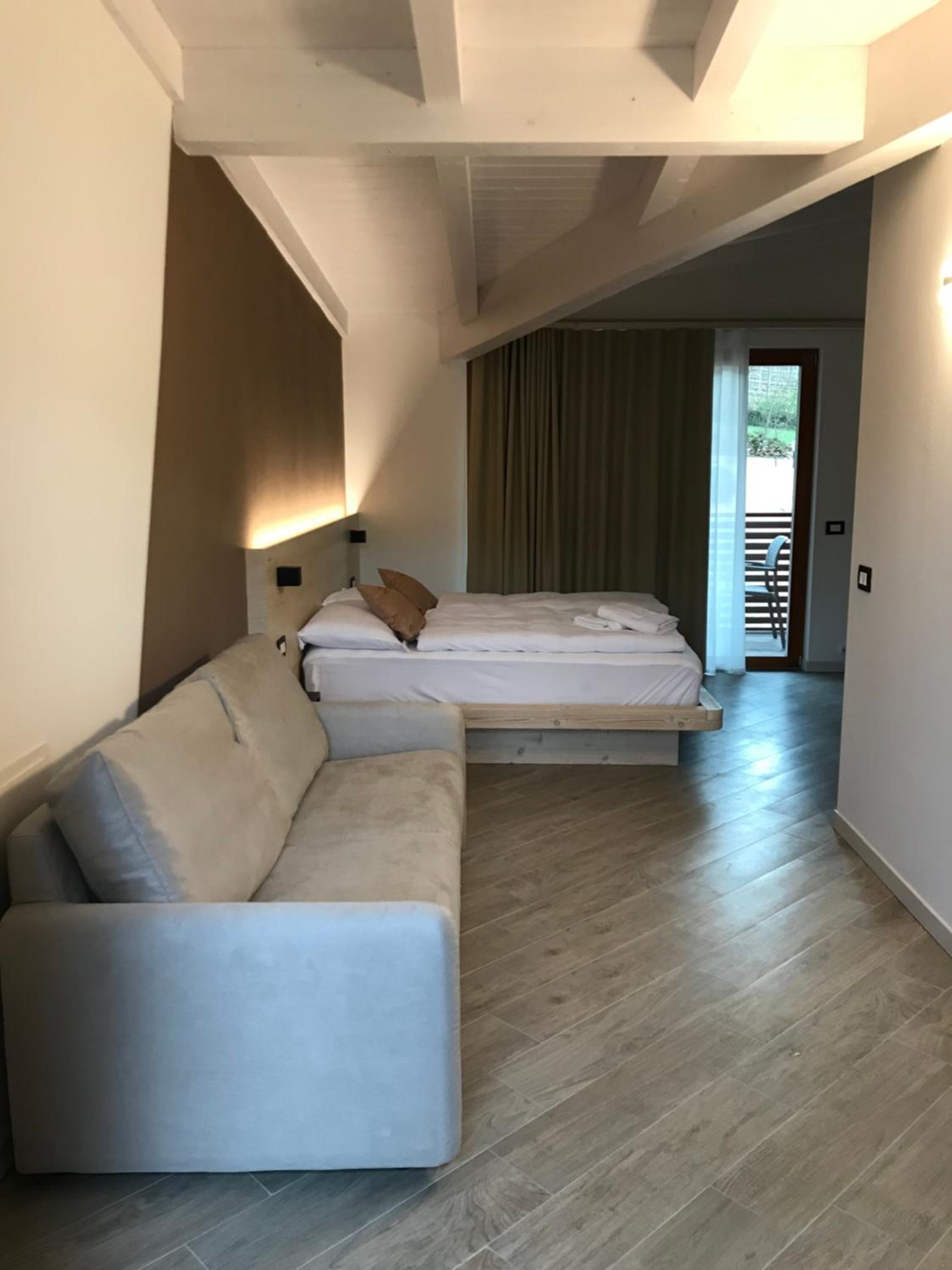 Deluxe Double Room with Balcony - Photo 9