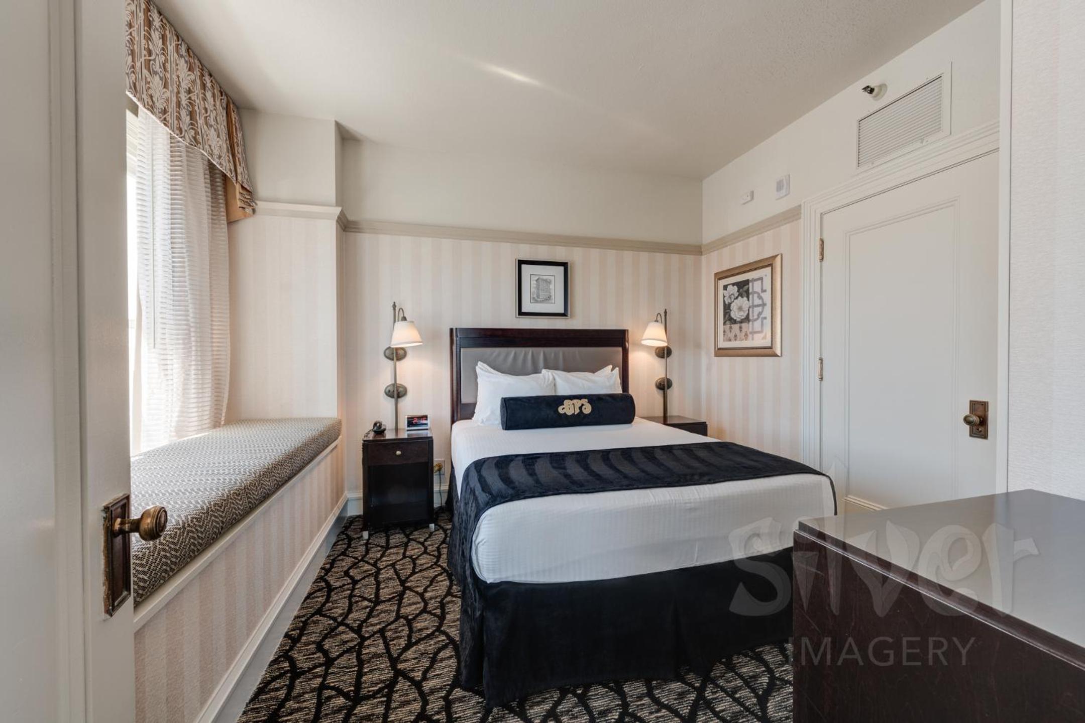 One-Bedroom Suite - Photo 8