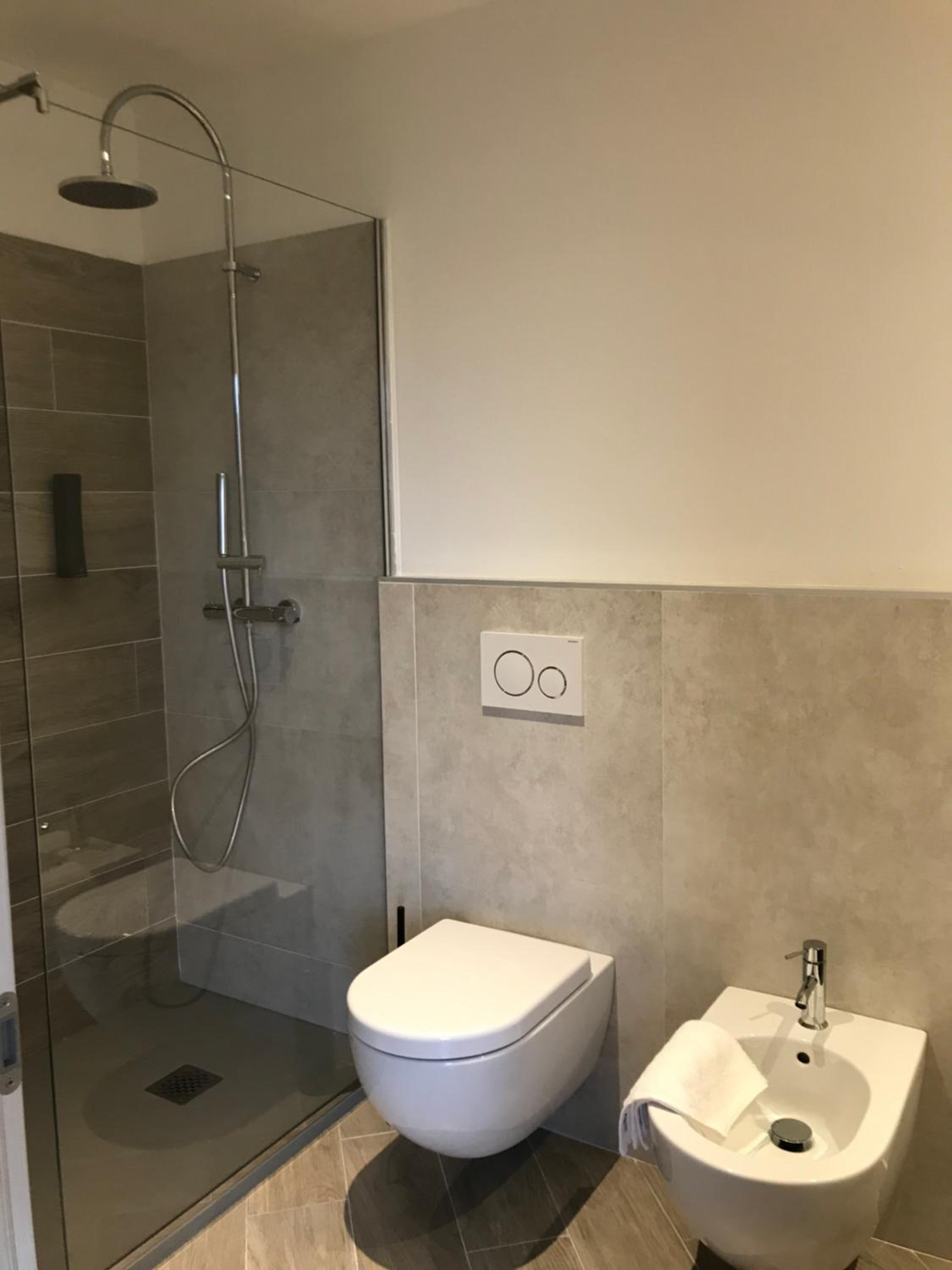 Deluxe Double Room with Balcony - Photo 10