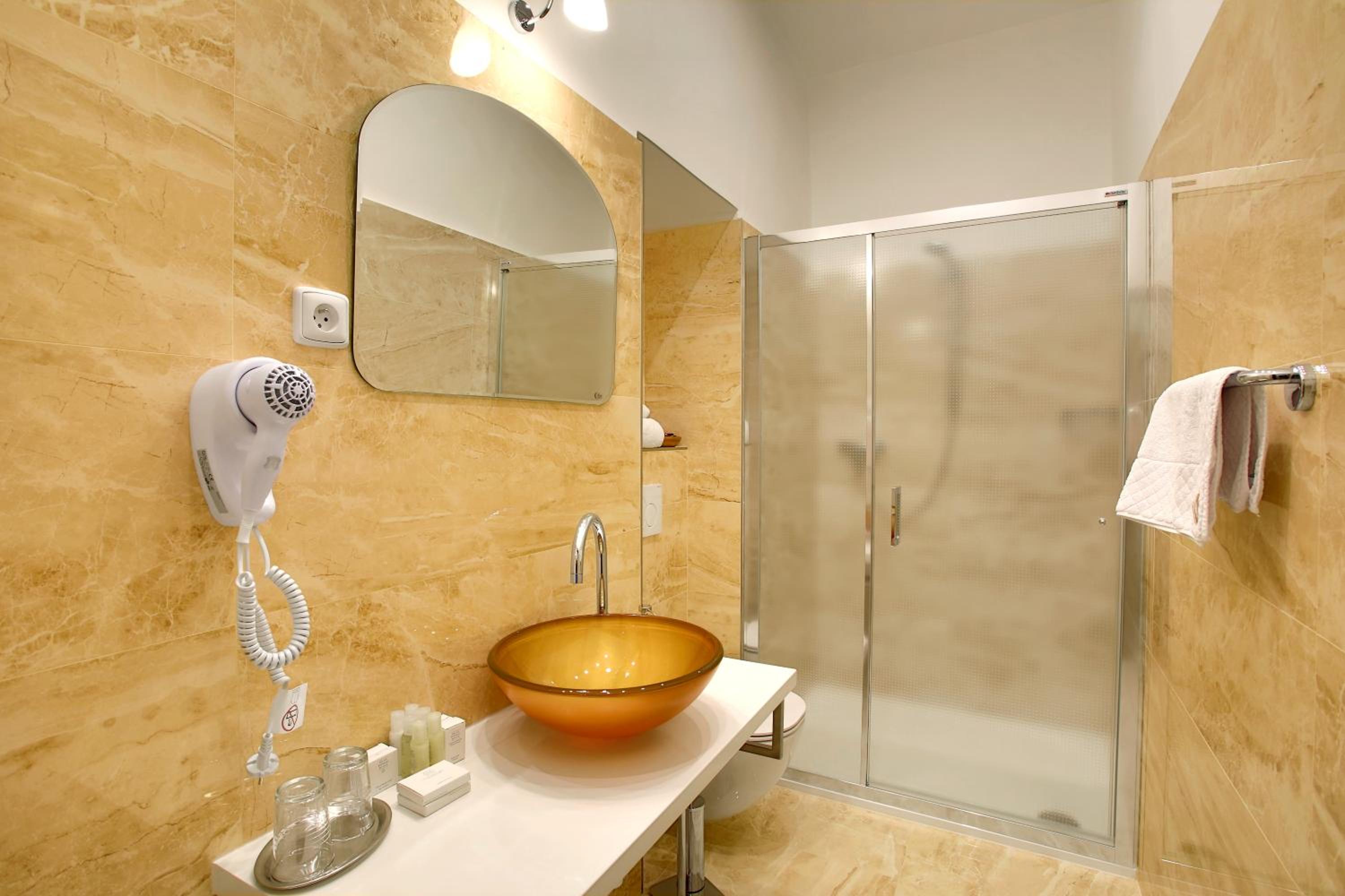 Double Room - Photo 7