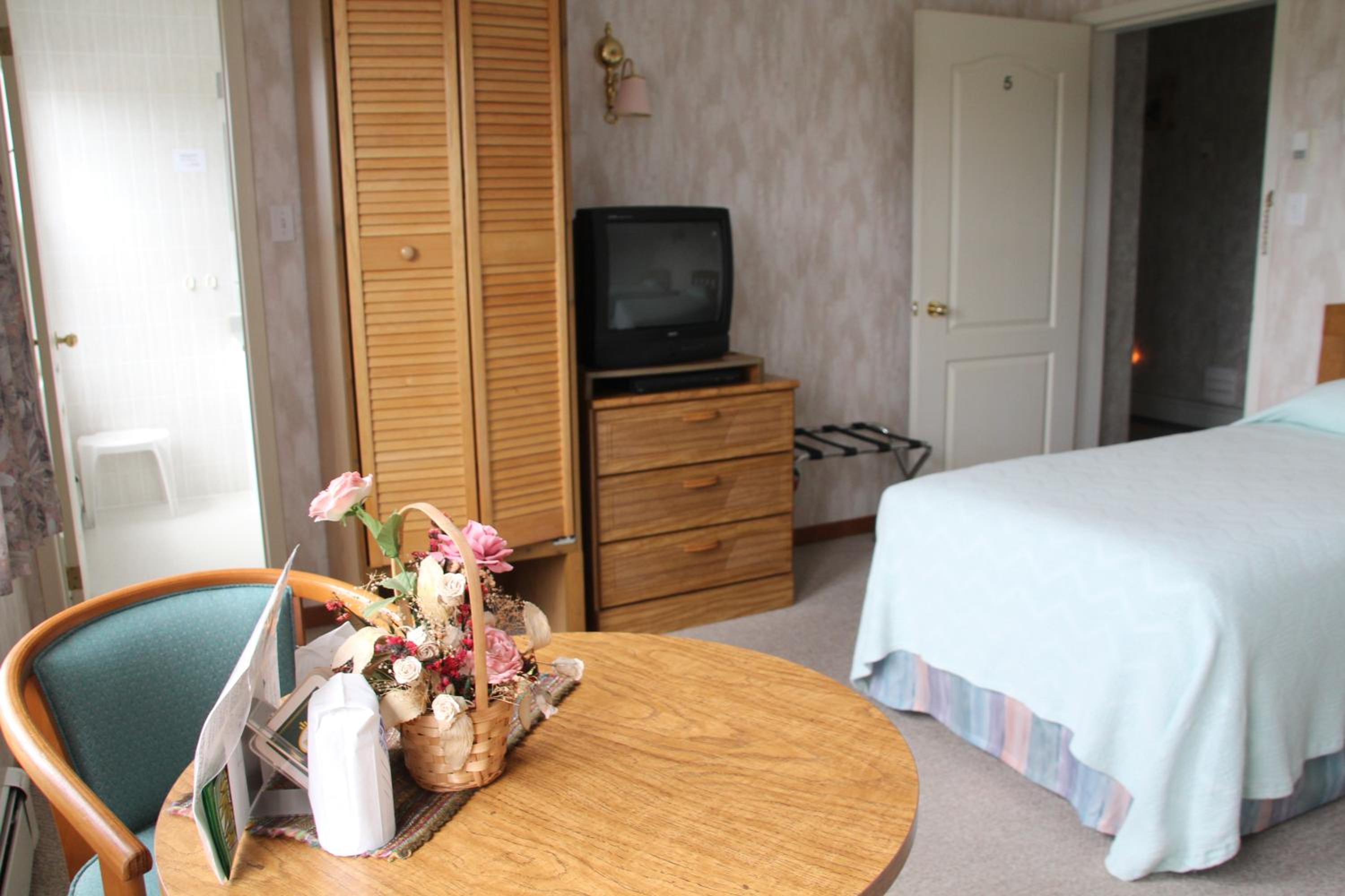 Twin Room - Non-Smoking photo 3
